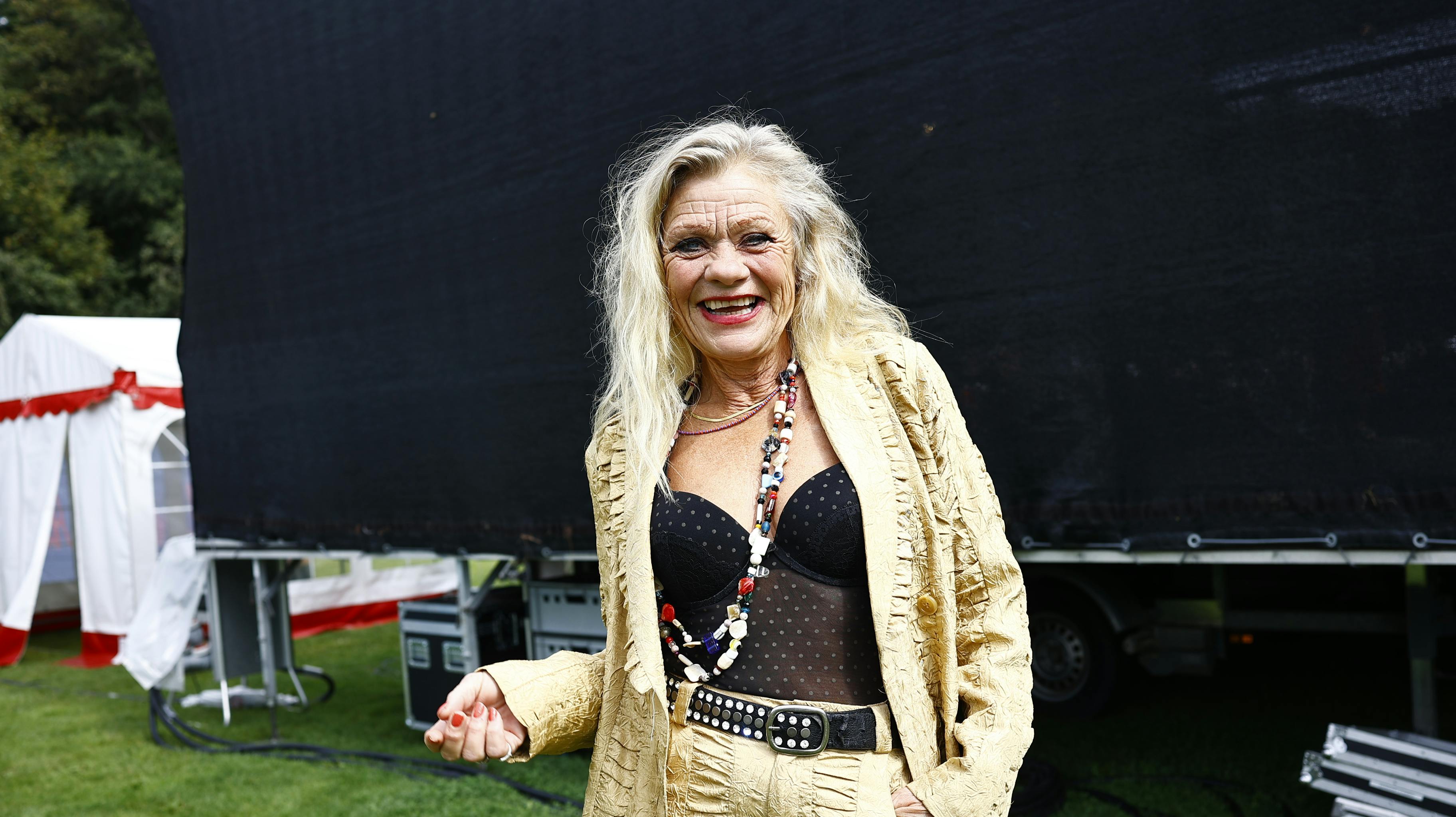 Nu smiler Pernille Højmark og resten af Sweethearts igen efter nogle hårde år. 
