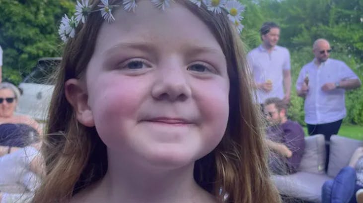 Den lille pige brækkede 15 knogler i sit kranie. 