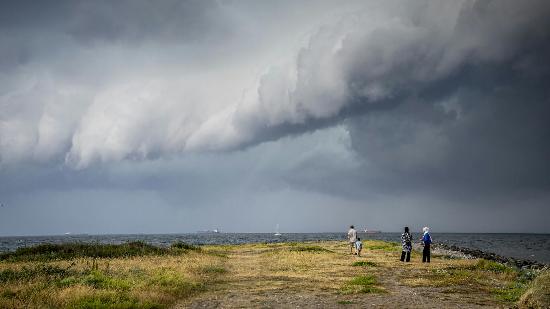 Lørdagen bliver lummer, men også med mulighed for bulder og brag. 