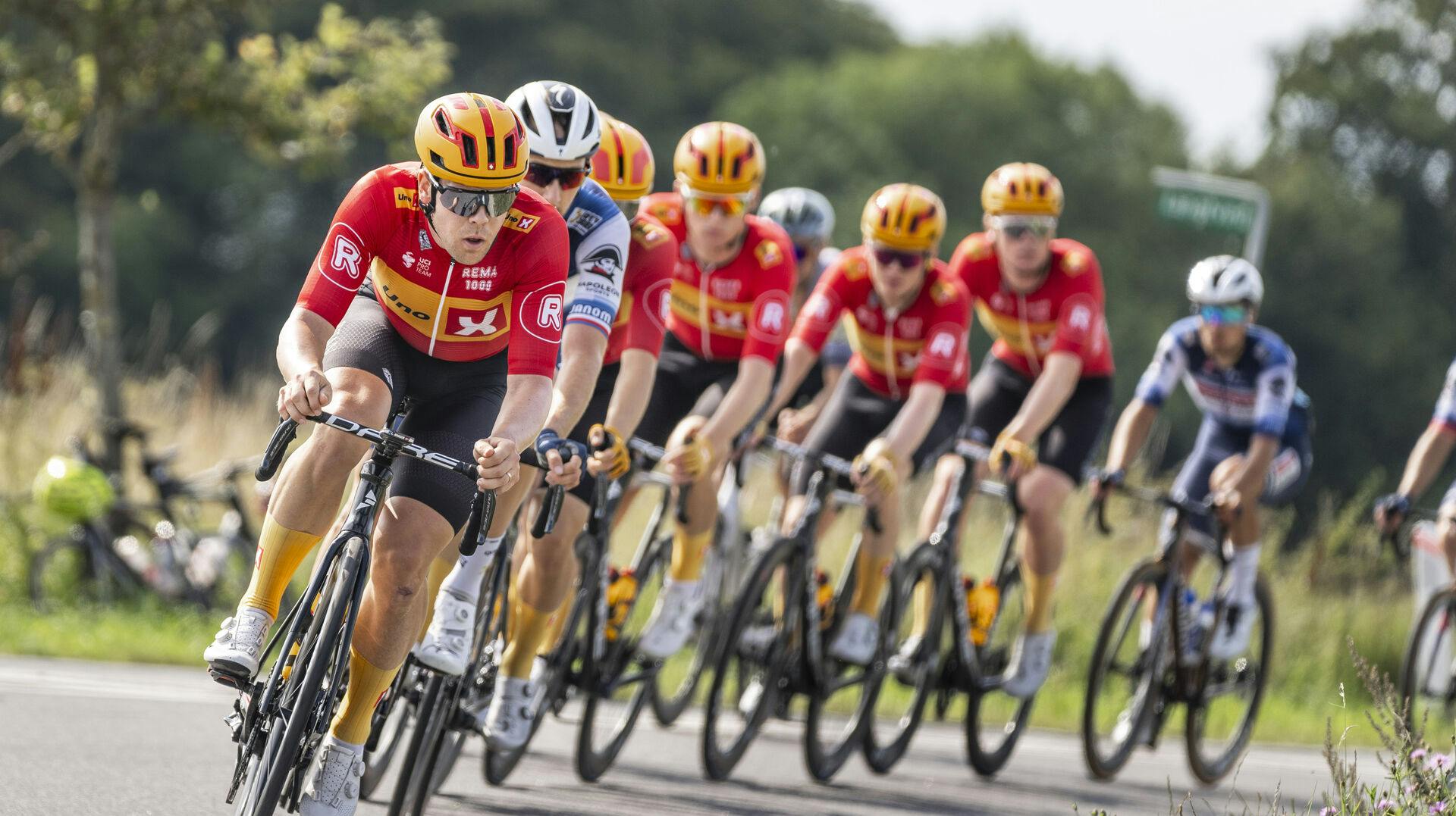 Rytterne kan nyde både flødeost og riskager under PostNord Danmark Rundt.