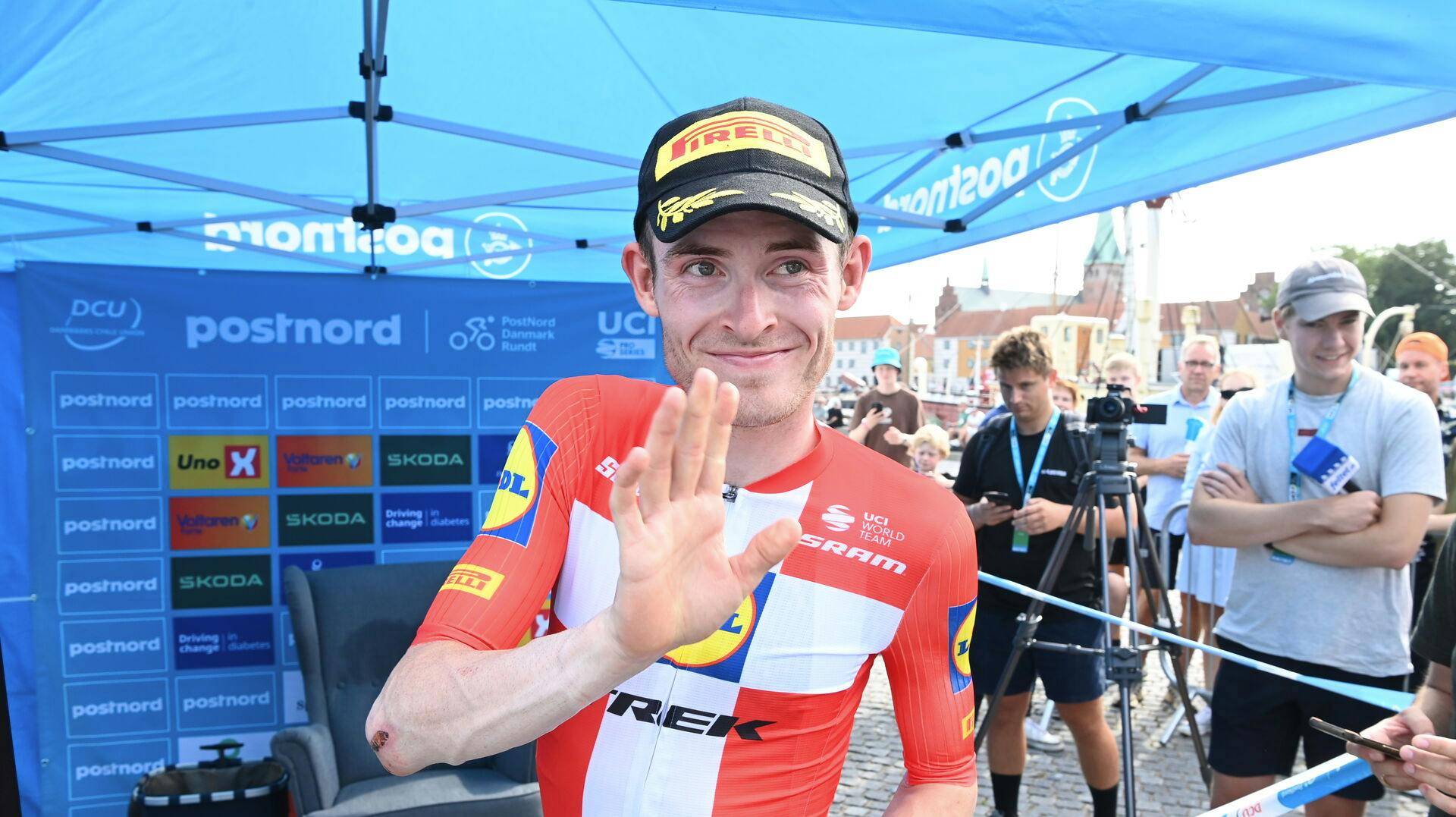 Mattias Skjelmose blev stresset, da han skule tisse en sidste gang før den afgørende enkeltstart i Danmark Rundt. Lynlåsen i hans dragt satte sig fast.