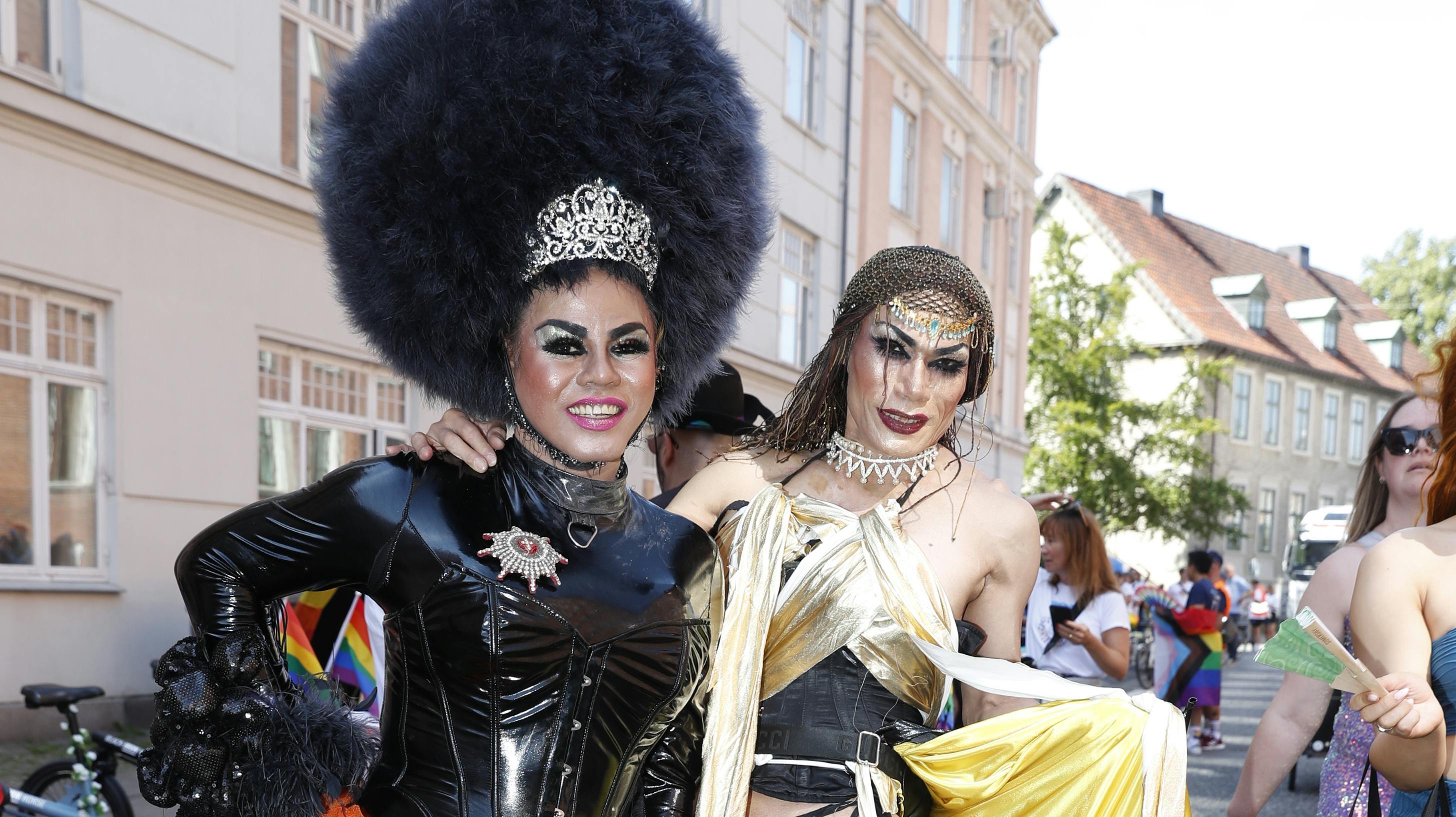 Årets Copenhagen Pride Parade blev skudt i solskin og højt humør fra alle – og traditionen tro var det en farverig fest!