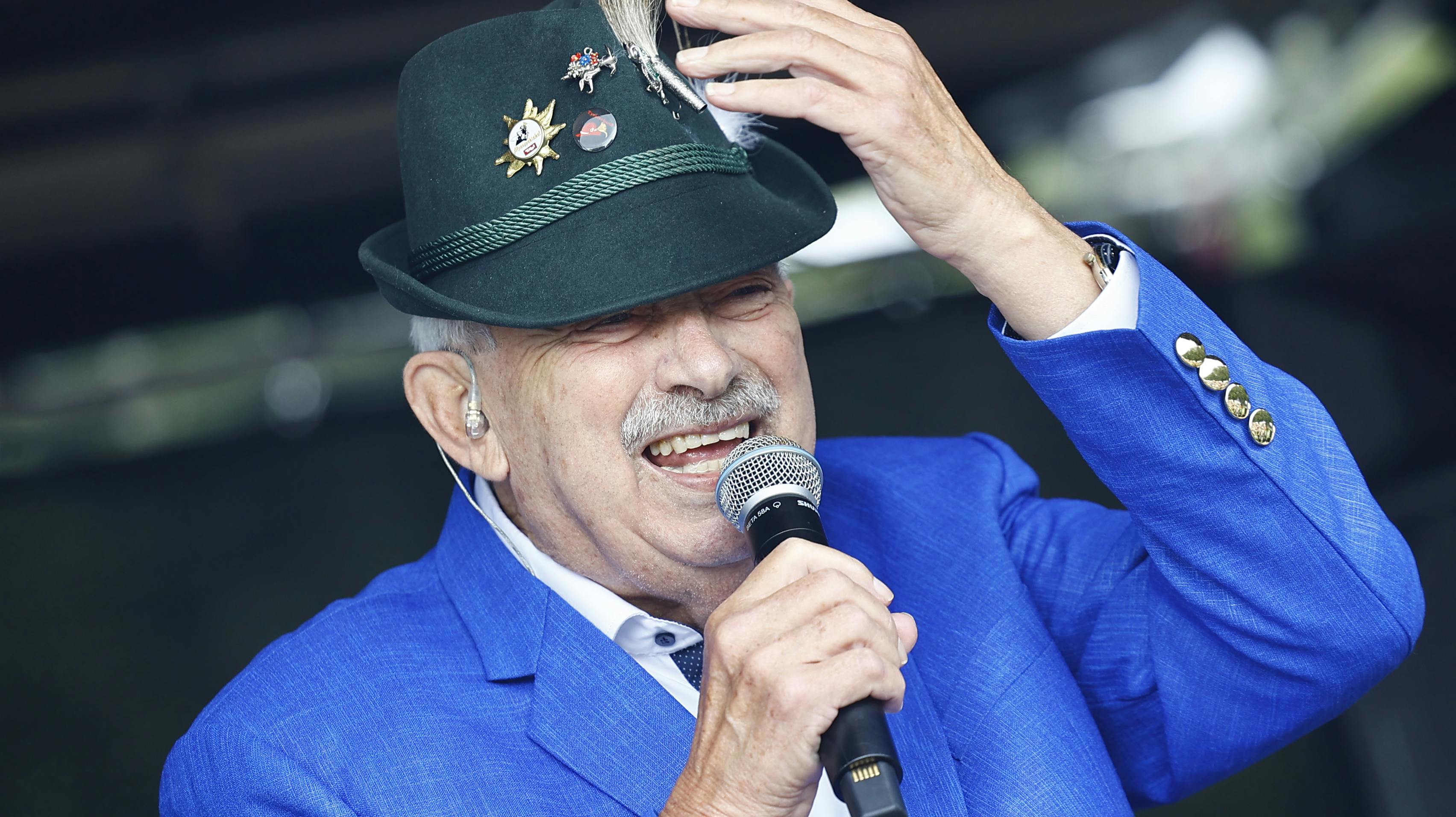80-årige Johnny Reimar havde publikum lige der, hvor han gerne ville have dem: i sin hule hånd.