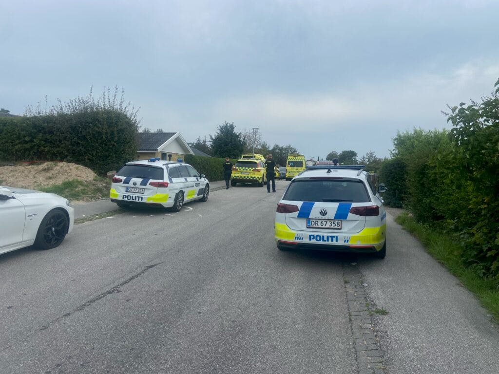 En person er blevet fundet død på en villavej i nordsjællandske Hundested