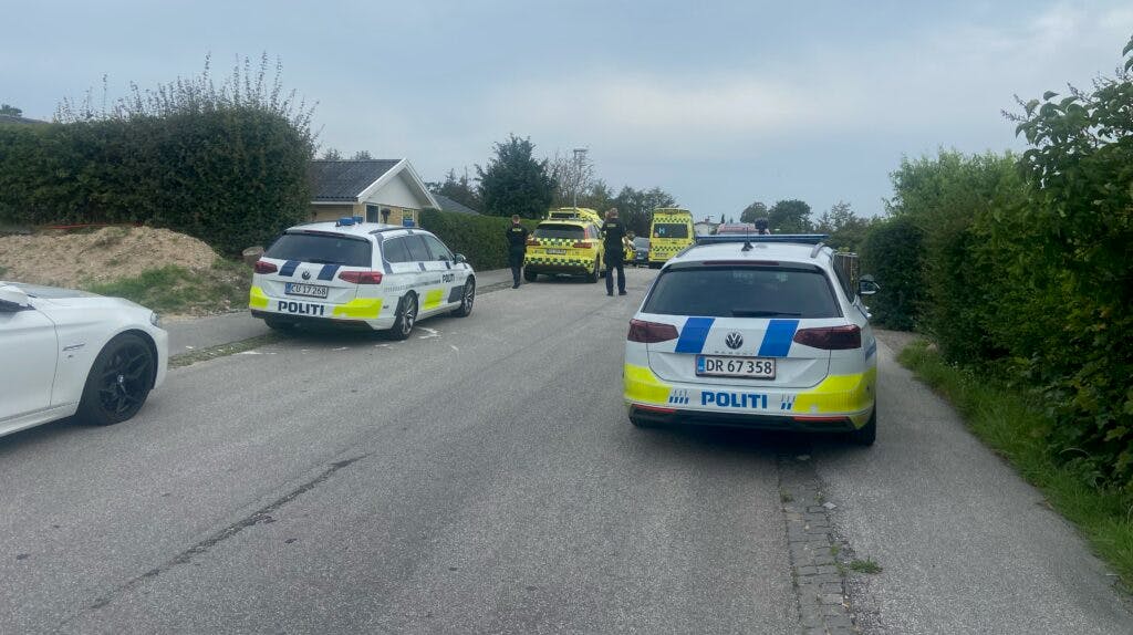 En person er blevet fundet død på en villavej i nordsjællandske Hundested