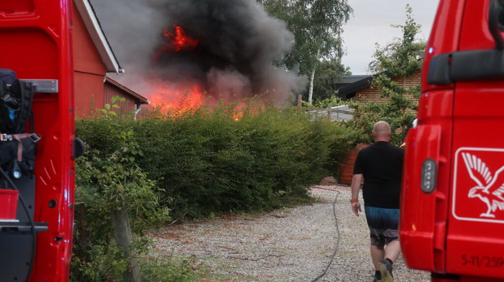En hybridbil udbrændte totalt på Fyn fredag aften. Efter alt at dømme selvantændte bilen. 