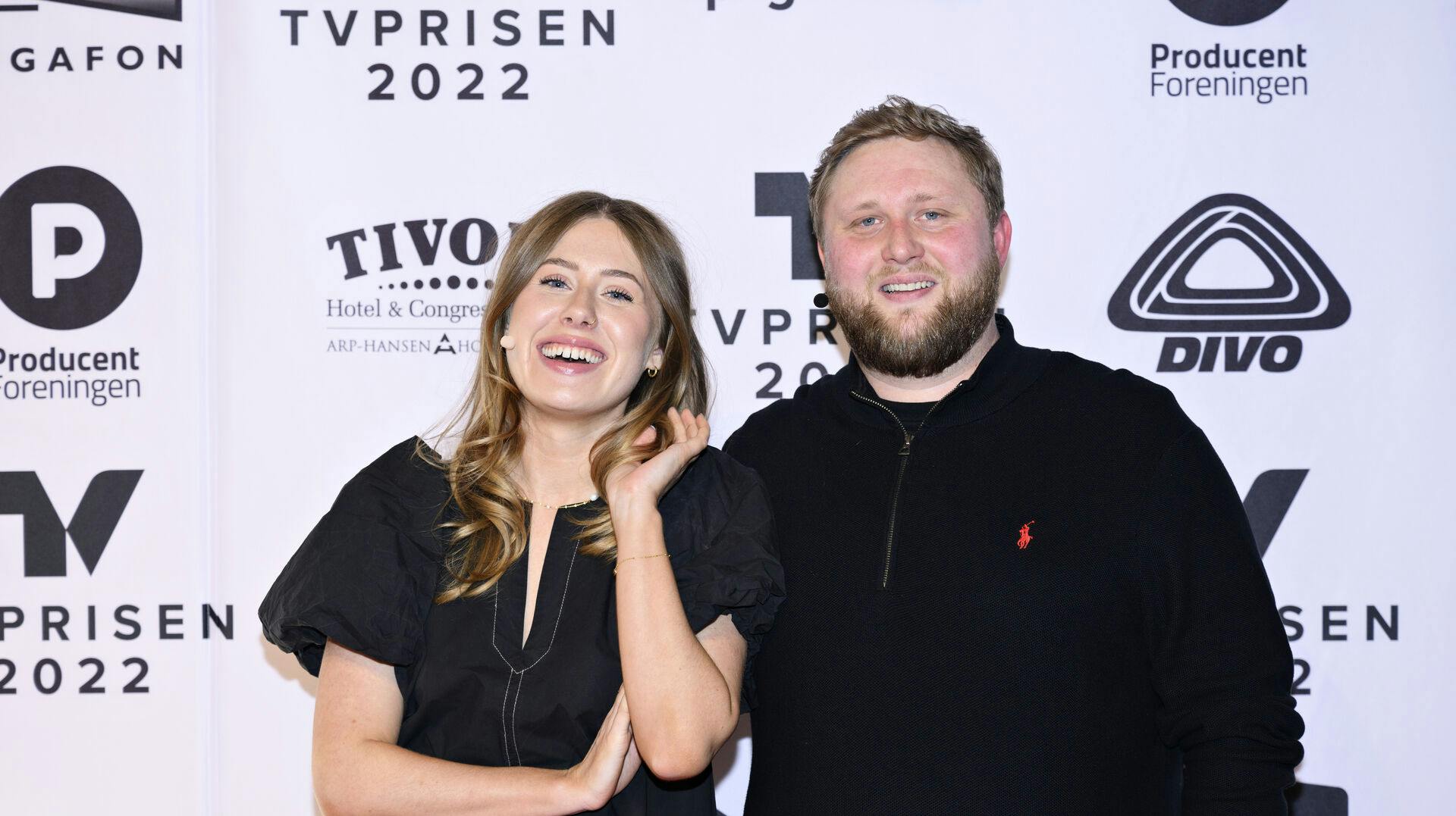 Værterne Maria Fantino og Christian Bonde fra Curlingklubben ankommer på den røde løber til TVprisen 2022 i Tivoli Congress Center i København lørdag den 26. marts 2022.. (Foto: Philip Davali/Ritzau Scanpix)