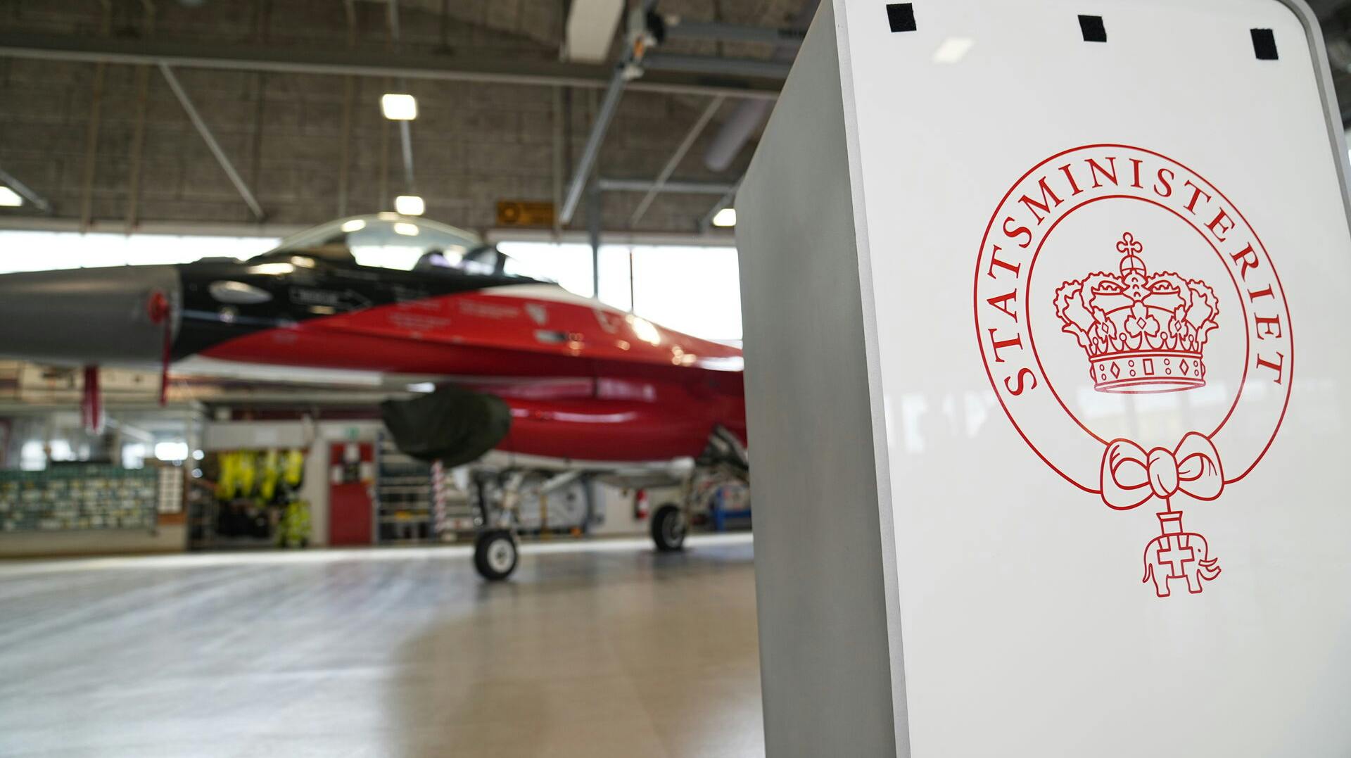 Statsminister Mette Frederiksen, udenrigsminister Lars Løkke Rasmussen (M) og forsvarsminister Jakob Ellemann-Jensen (V) vil holde pressemøde på Skrydstrup Flyvestation klokken 15 søndag. Her bliver der formentlig også talt om, at Danmark vil levere