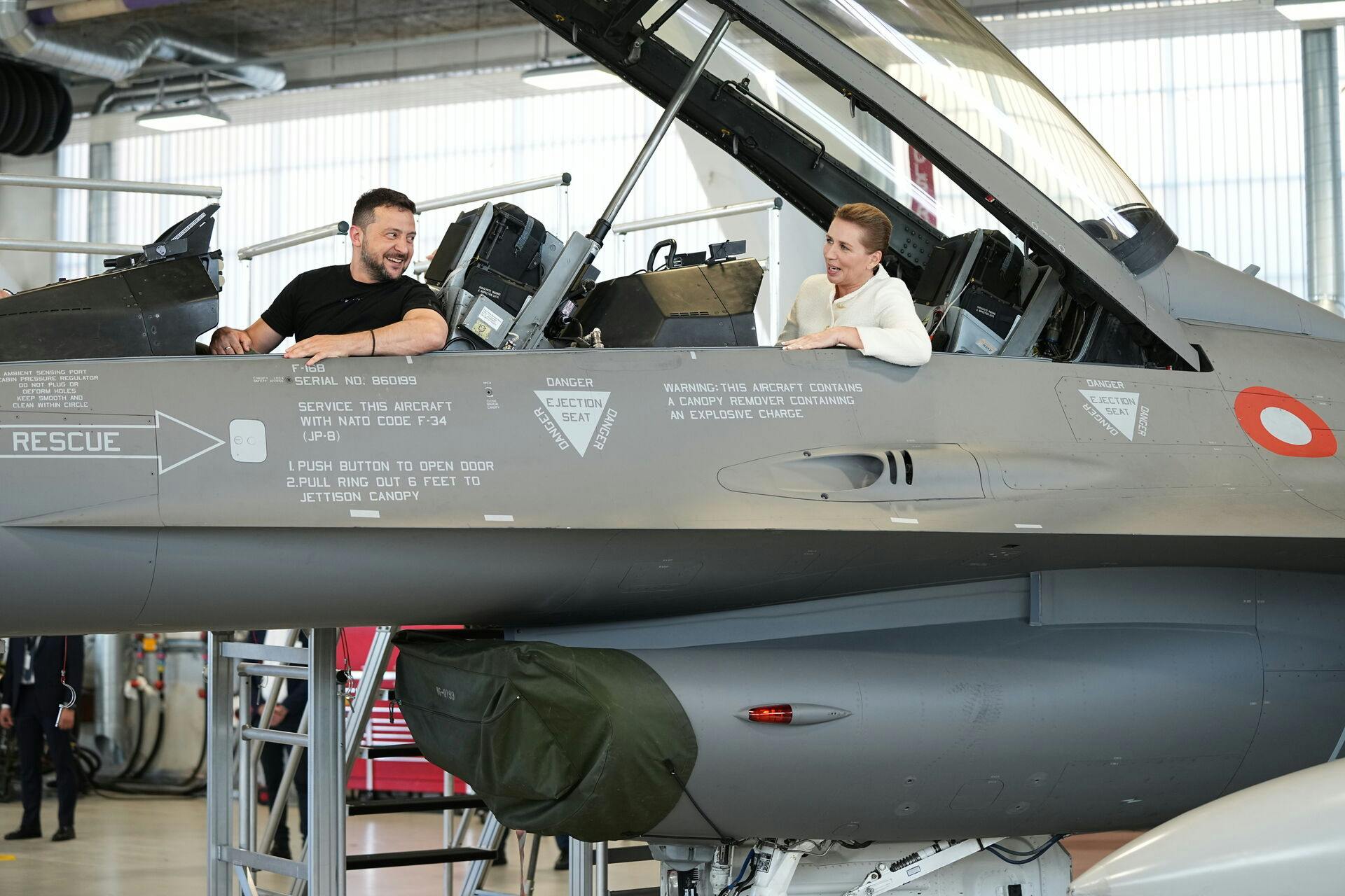 Volodymyr Zelenskyj er på besøg i Danmark i forbindelse med, at Holland og Danmark har forpligtet sig til at levere F-16-kampfly til Ukraine.