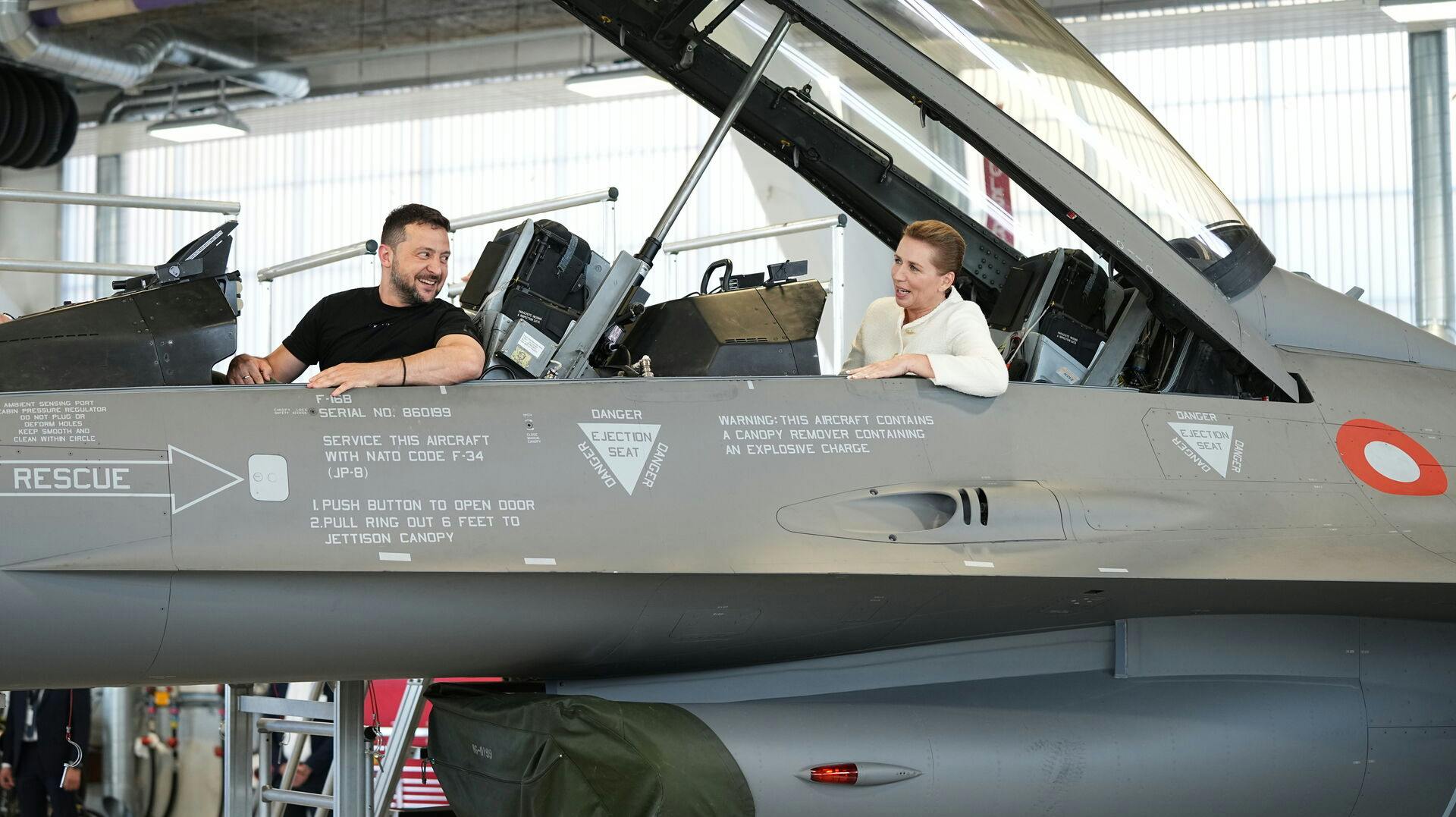 Volodymyr Zelenskyj er på besøg i Danmark i forbindelse med, at Holland og Danmark har forpligtet sig til at levere F-16-kampfly til Ukraine.