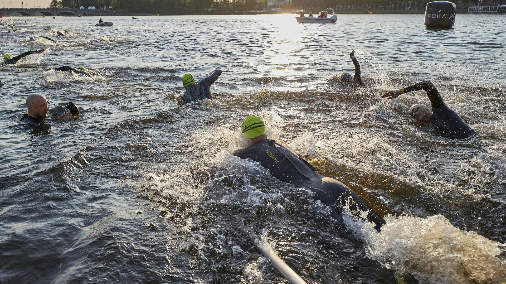 04 June 2023, Hamburg: Triathlon: Everyman as part of the European Championship, Ironman. Start at the Jungfernstieg. Photo by: Georg Wendt/picture-alliance/dpa/AP Images