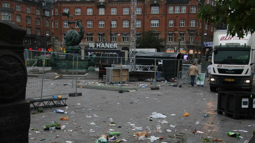 Rådhuspladsen er ramt af "tømmermænd" efter lørdagens pride-brag. 