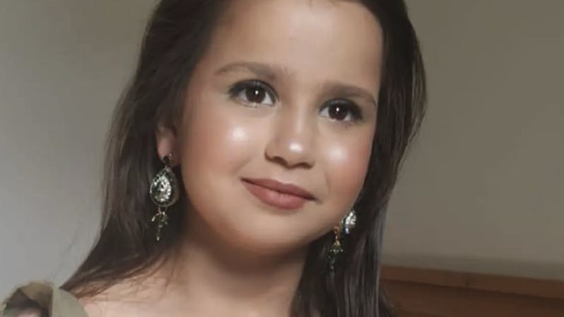 10. august blev Sara Sharif fundet død i sit eget hjem. Nu er hendes far, der er forsvundet, efterlyst. 