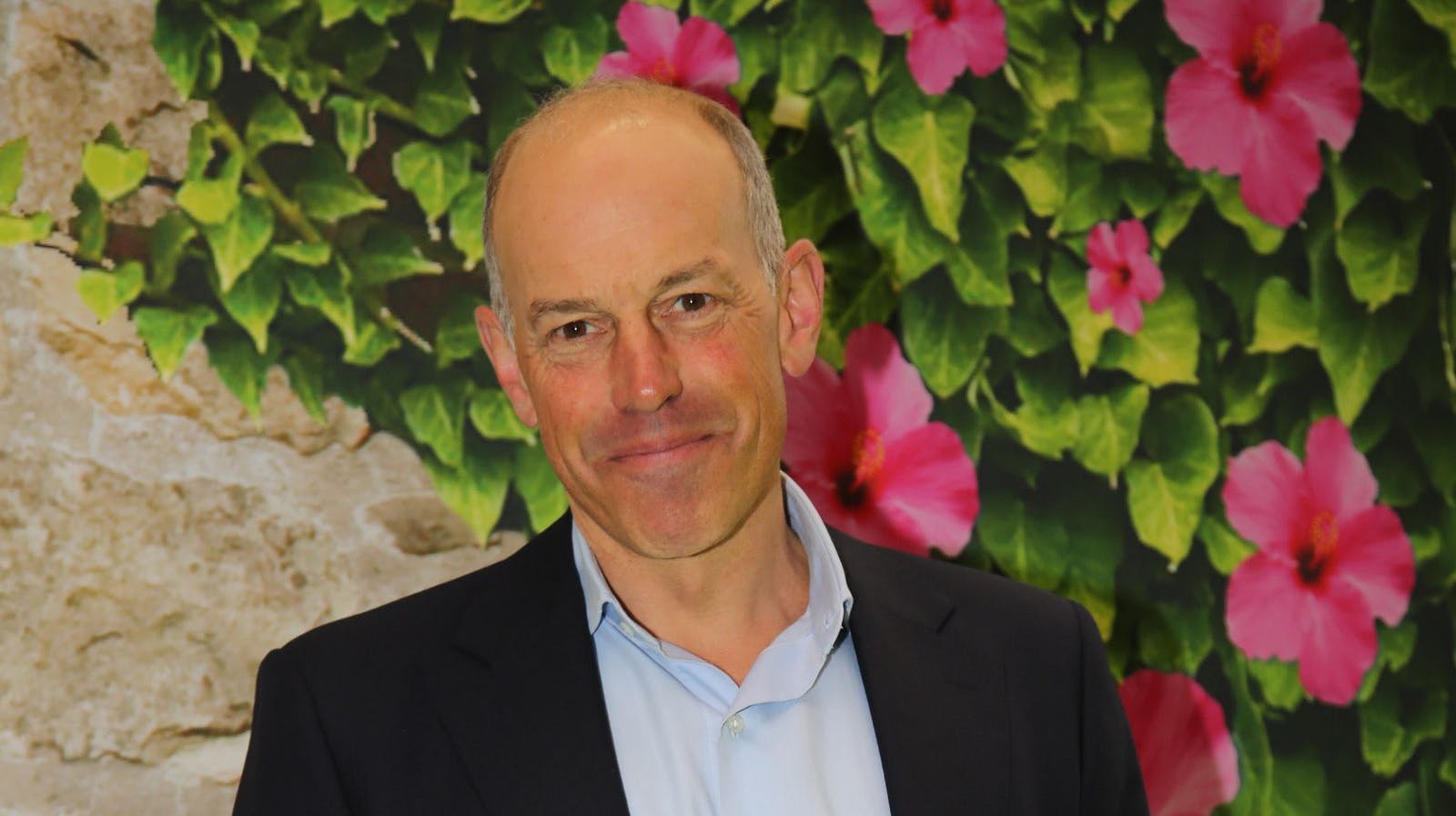 Tv-vært Phil Spencer har mistet begge sine forældre i bilulykke. 