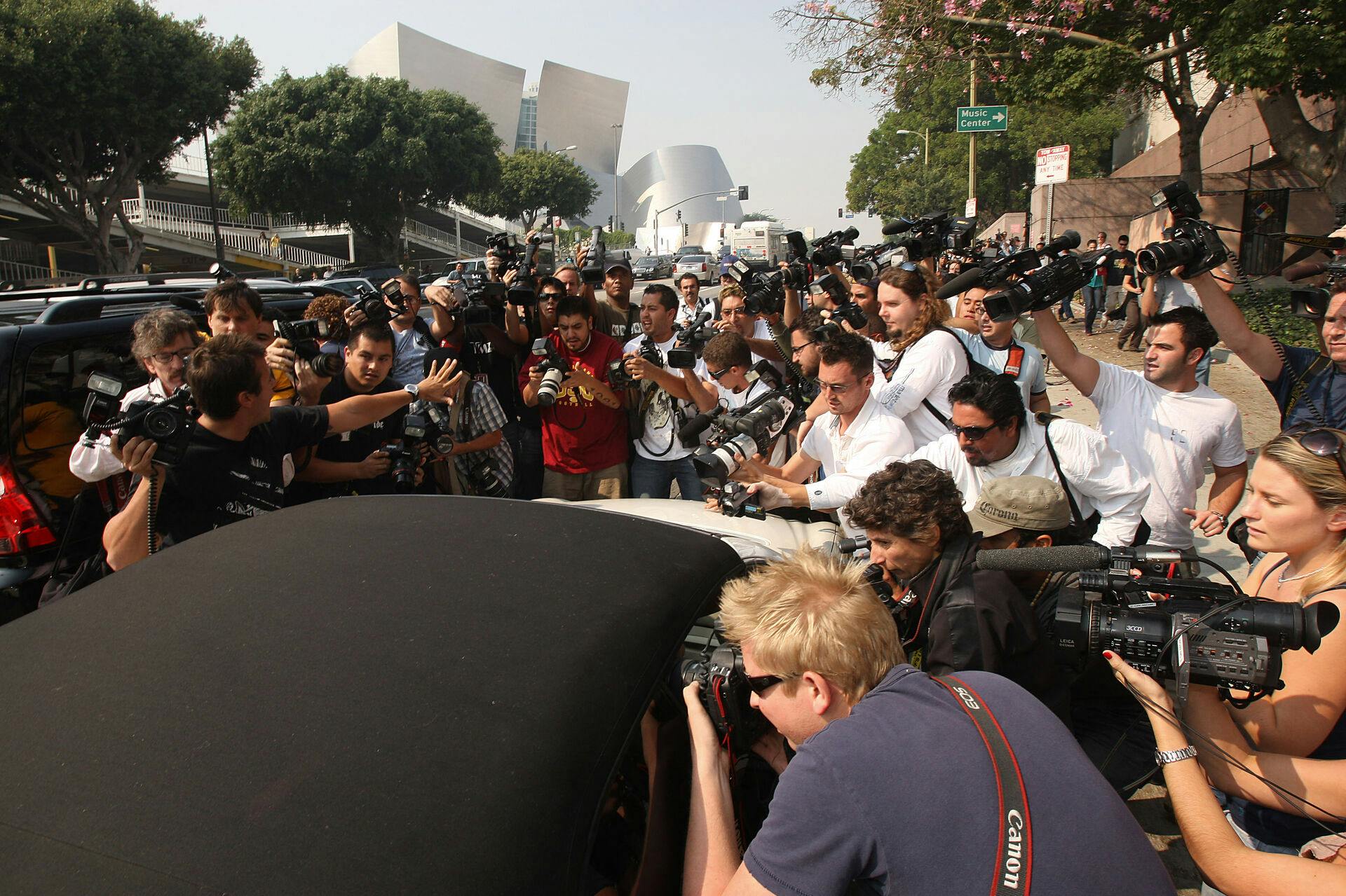 Britneys bil omringet af fotografer i oktober 2007.