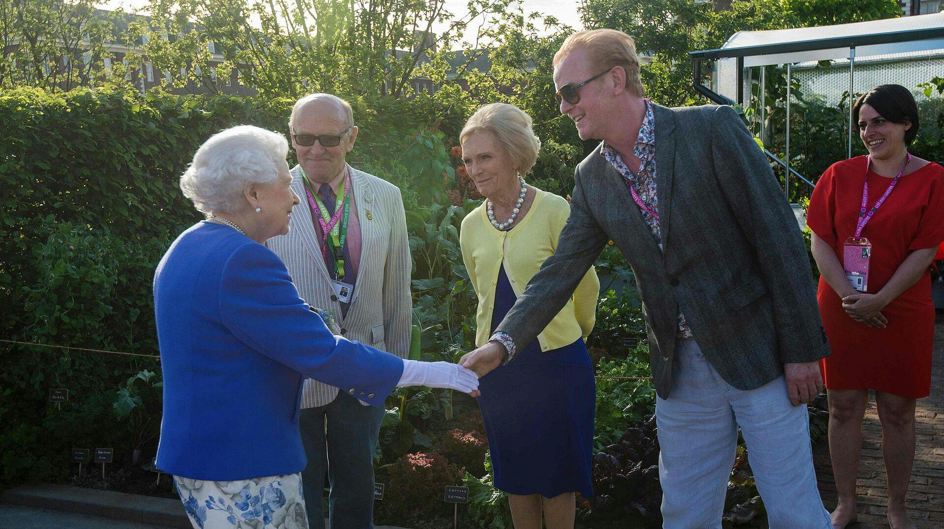 Her hilser Chris Evans på nu afdøde dronning Elizabeth II.