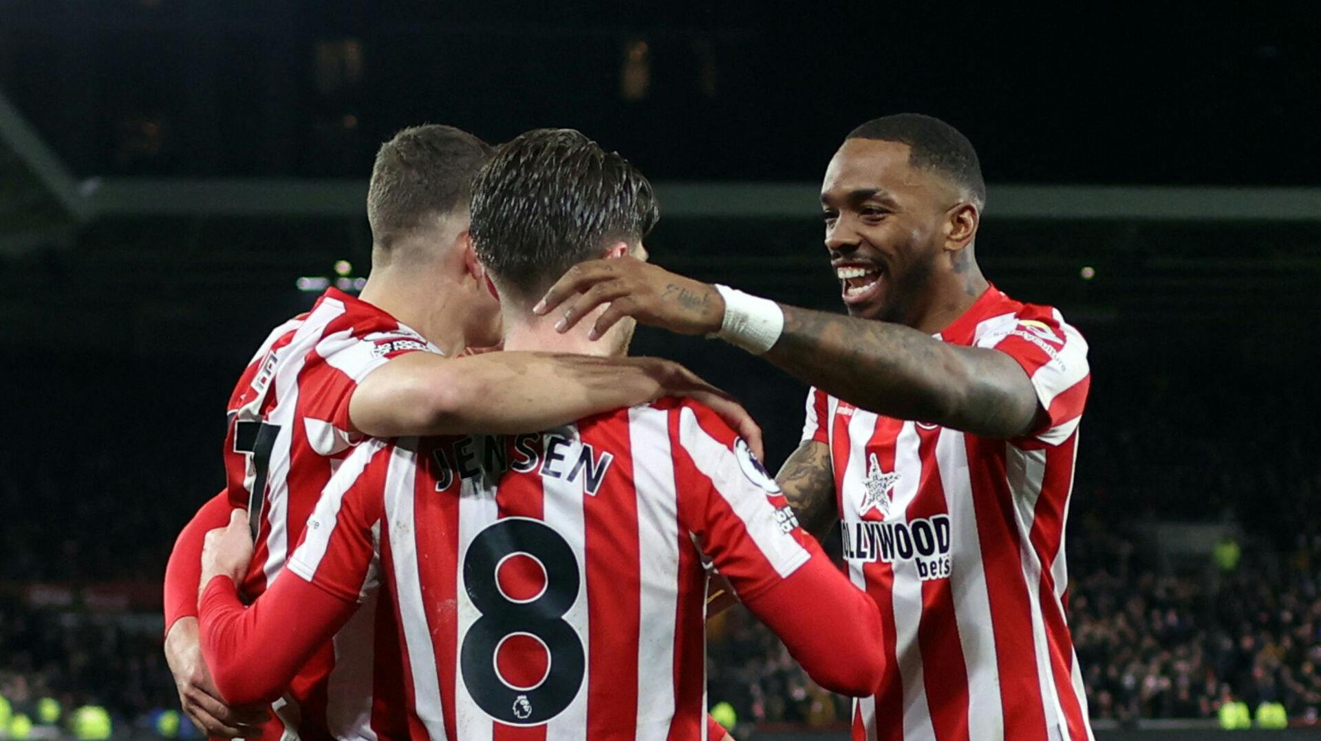 Mathias Jensen fejrer en scoring med holdkammeraterne Vitaly Janelt og Ivan Toney - sidstnævnte (th) kommer han ikke til at fejre med et par måneder endnu.