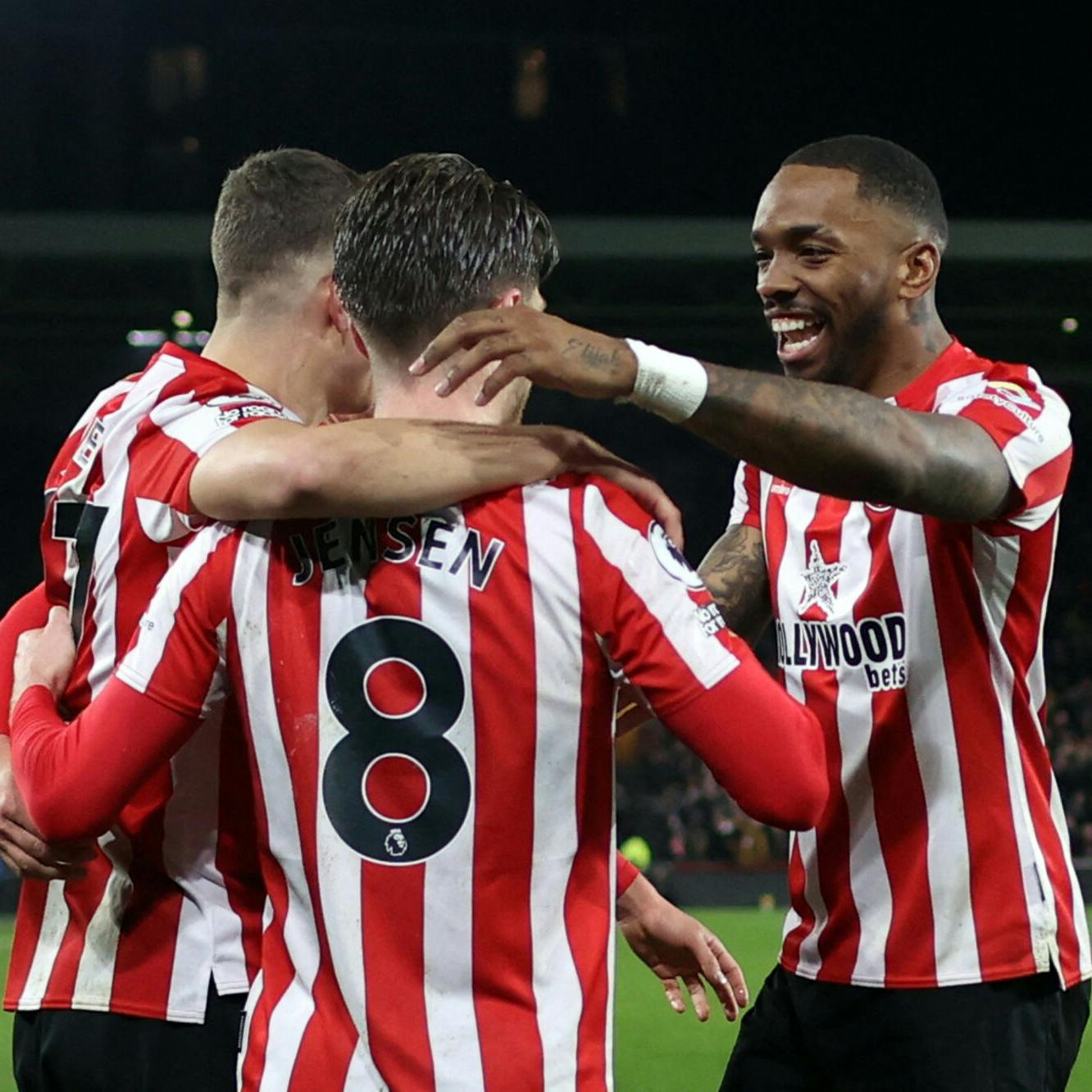 Mathias Jensen fejrer en scoring med holdkammeraterne Vitaly Janelt og Ivan Toney - sidstnævnte (th) kommer han ikke til at fejre med et par måneder endnu.