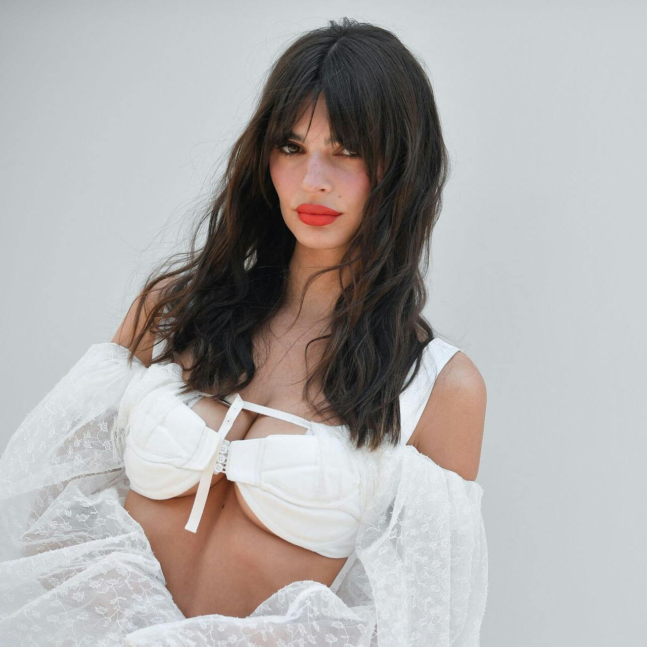 Emily Ratajkowski viser endnu en gang formerne frem på Instagram.