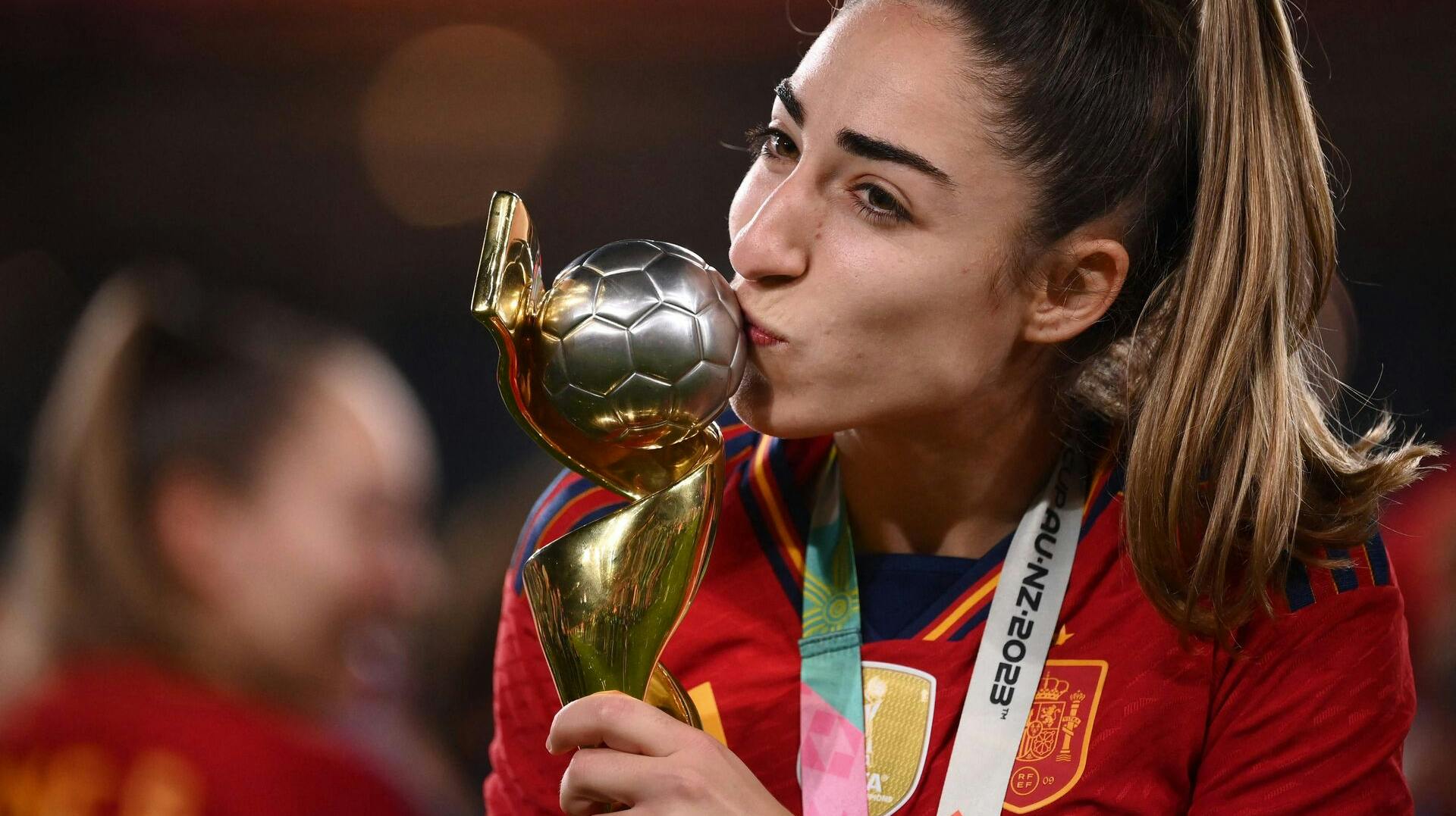 Olga Carmona havde både en fantastisk og forfærdelig søndag, da hun afgjorde VM-finalen, men kort tid efter fik at vide, at hendes far var gået bort. 