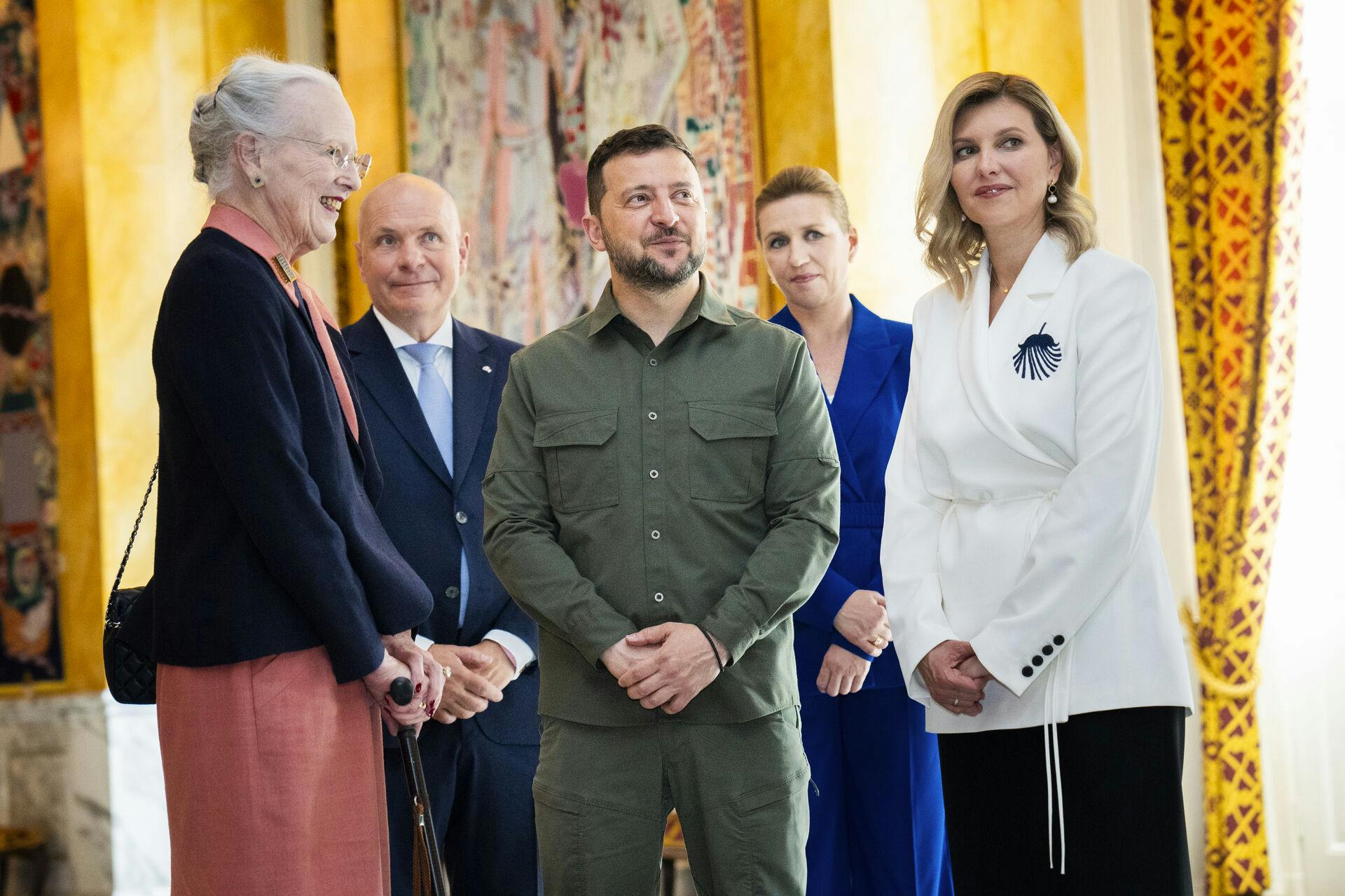 Den ukrainske præsident Volodymyr Zelenskyj besøgte mandag den danske dronning Margrethe i selskab med sin hustru, Olena. 
