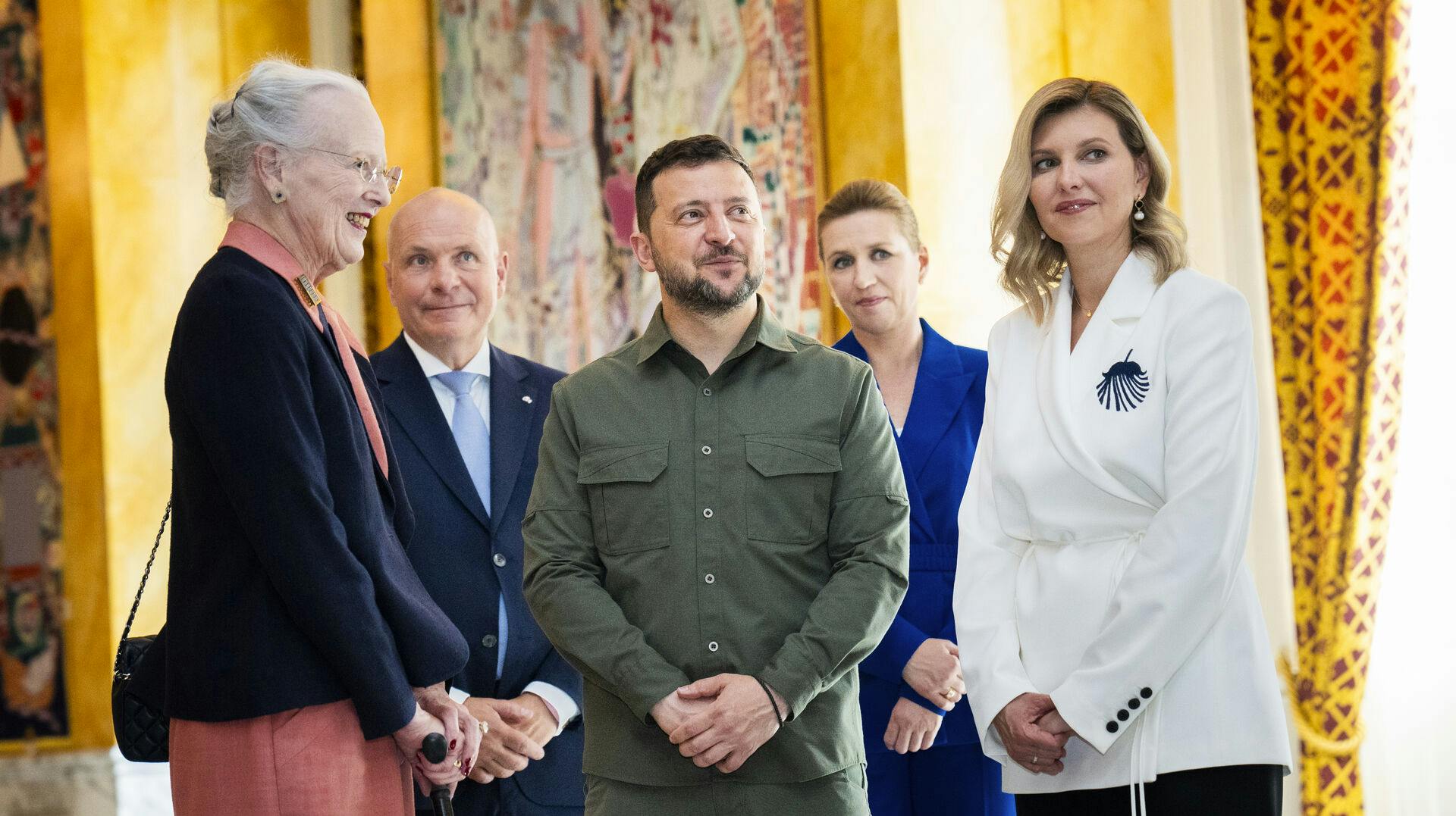 Den ukrainske præsident Volodymyr Zelenskyj besøgte mandag den danske dronning Margrethe i selskab med sin hustru, Olena.
