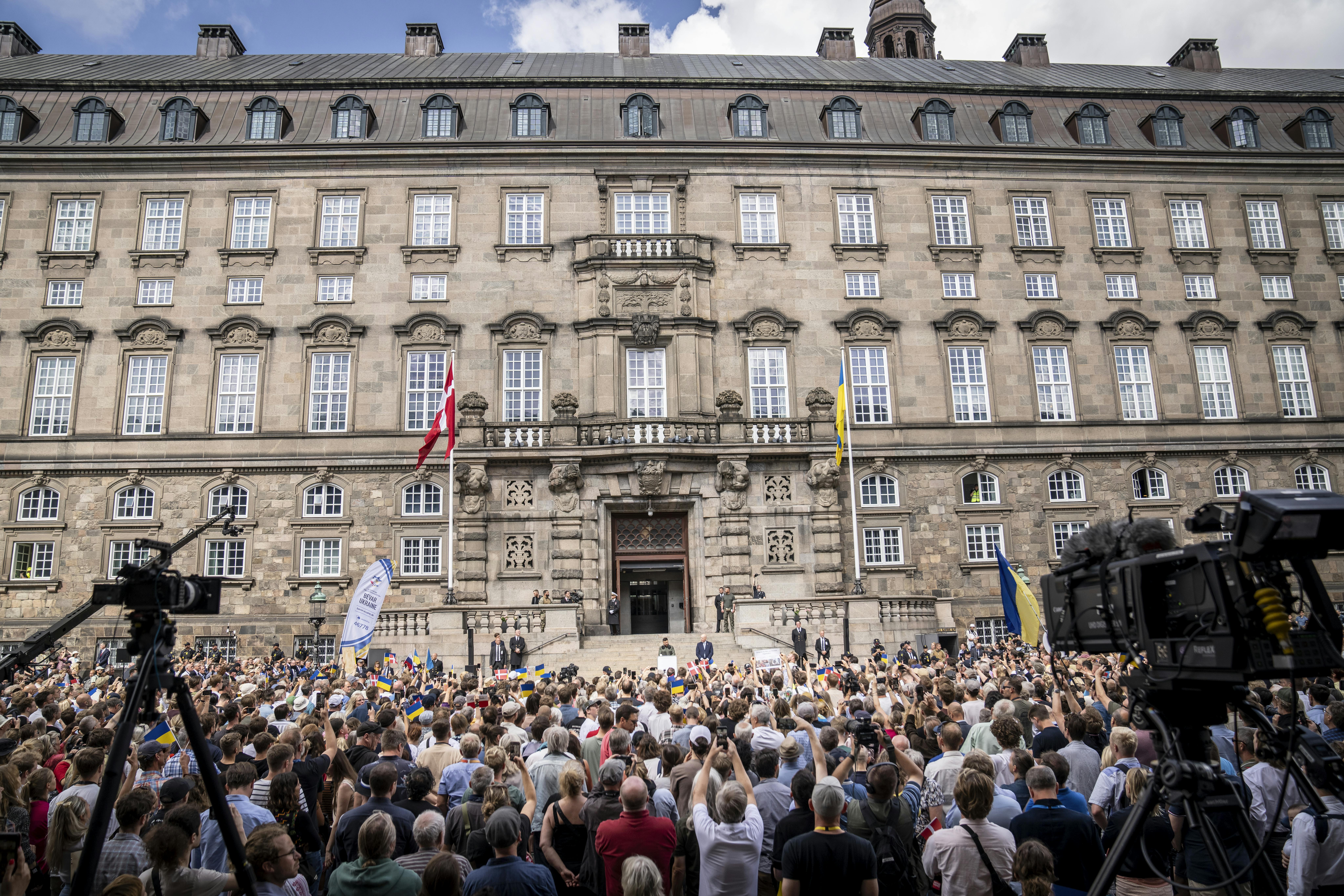Ukraines præsident Volodymyr Zelenskyj taler til danskerne i Rigsdagsgården foran Folketingets hovedtrappe, Christiansborg Slot i København, mandag den 21. august 2023.. (Foto: Mads Claus Rasmussen/Ritzau Scanpix)