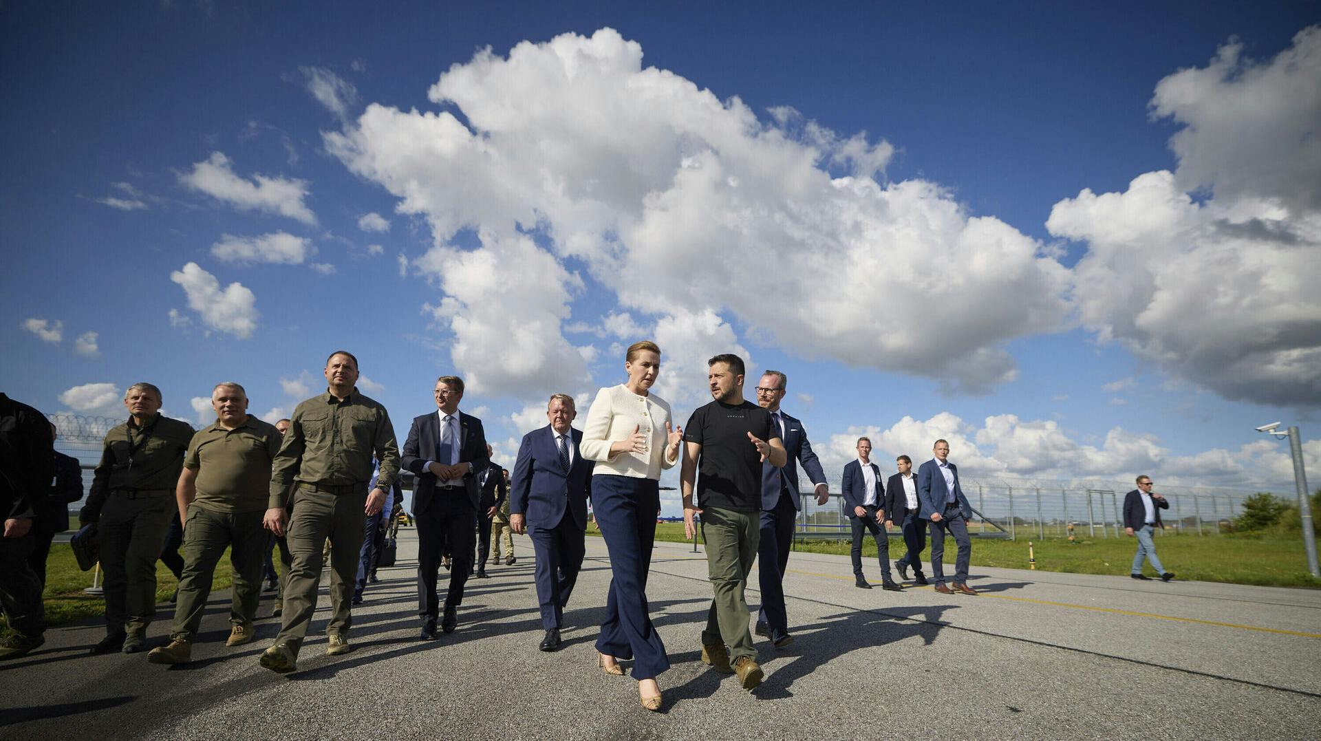 Præsident Volodymyr Selenskyj og Mette Frederiksen ved Skydstrup Flyvestation søndag.