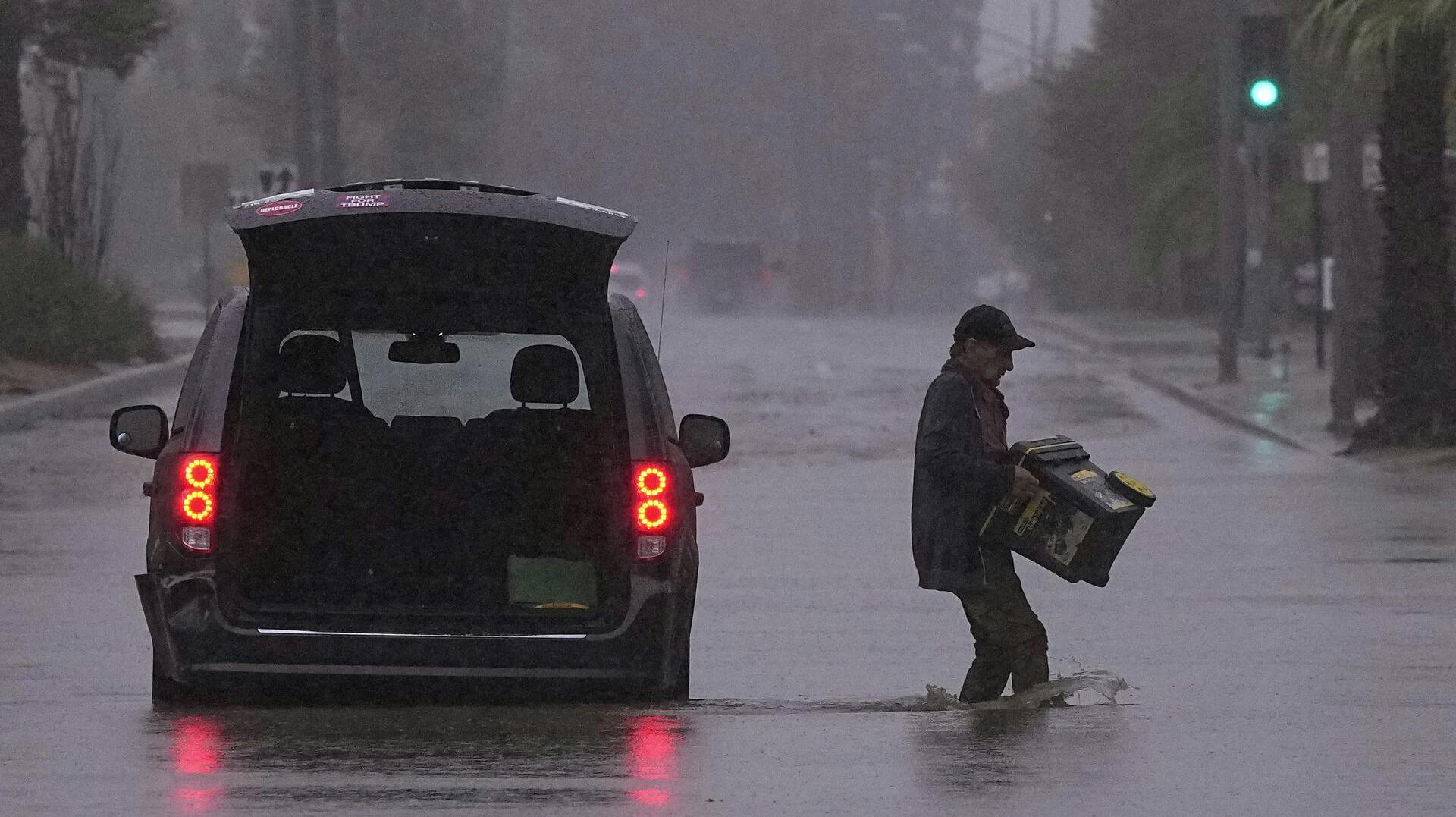 Den tropiske storm Hilary ankommer samme dag, som Californien også rammes af et jordskælv.