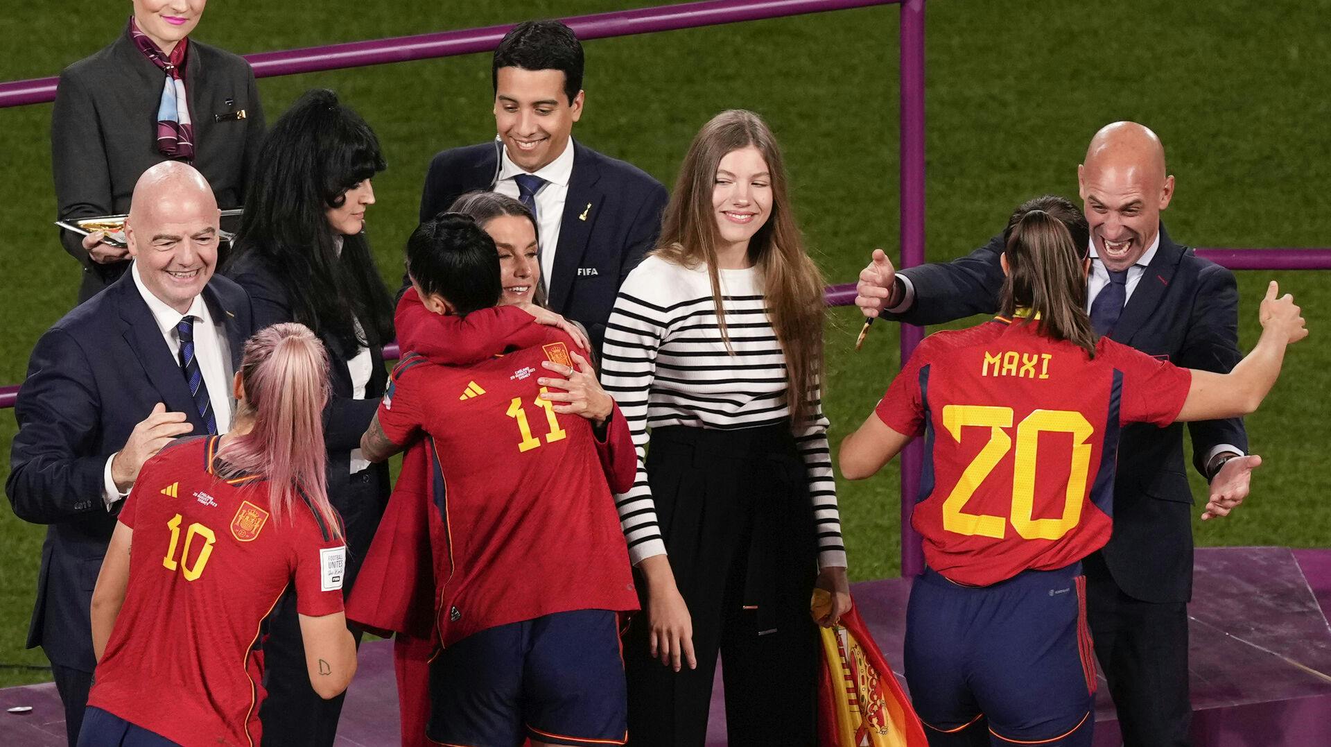 Øjeblikket inden Præsidenten for Spaniens Fodboldforbund, Luis Rubiales, kysser Spaniens nummer 11 Jennifer Hermoso på munden. 