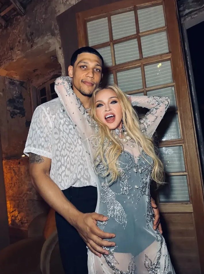 Madonna, 65, og Joshua Popper, 29, skulle være smaskforelskede. Popper har da også fået lov til at hilse på Madonnas børn, hvor de ældste næsten har samme alder som Joshua.
