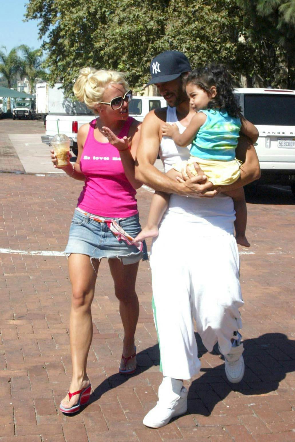 Britney Spears og Kevin Federline med Federlines ældste datter. Her fotograferet i 2004 kort tid efter parret stod frem som kærester. 