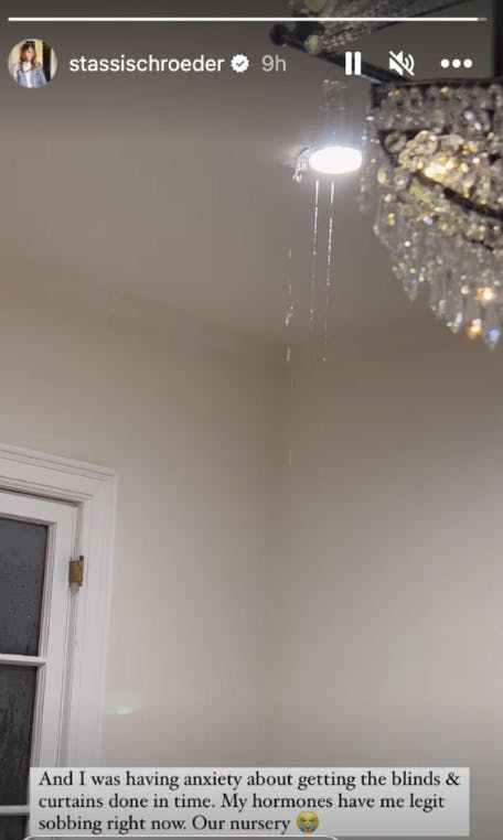 Det vælter ind med vand på det ellers så fint indrettede babyværelse.