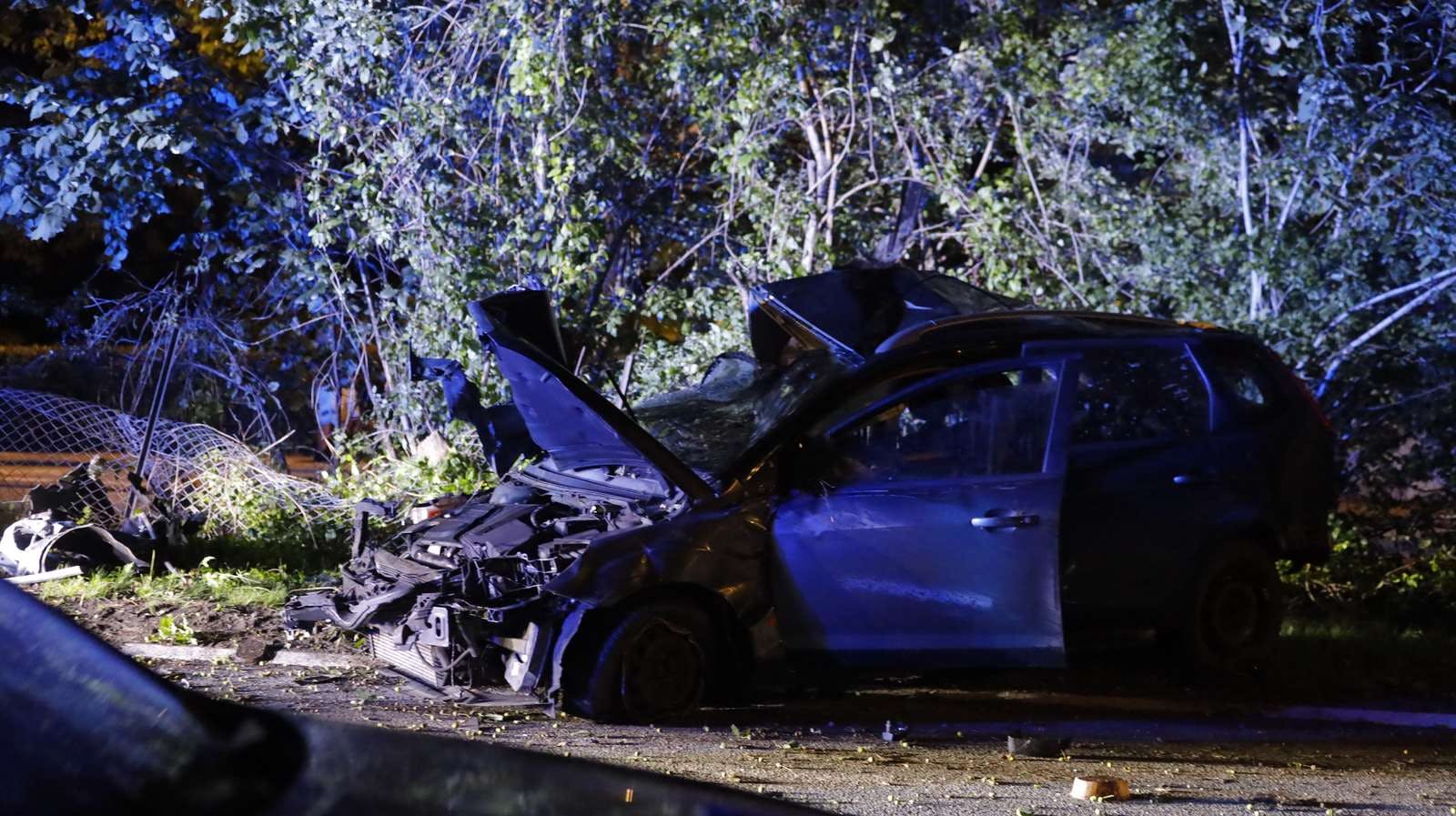 En bil er helt ødelagt efter en ulykke i Holte.