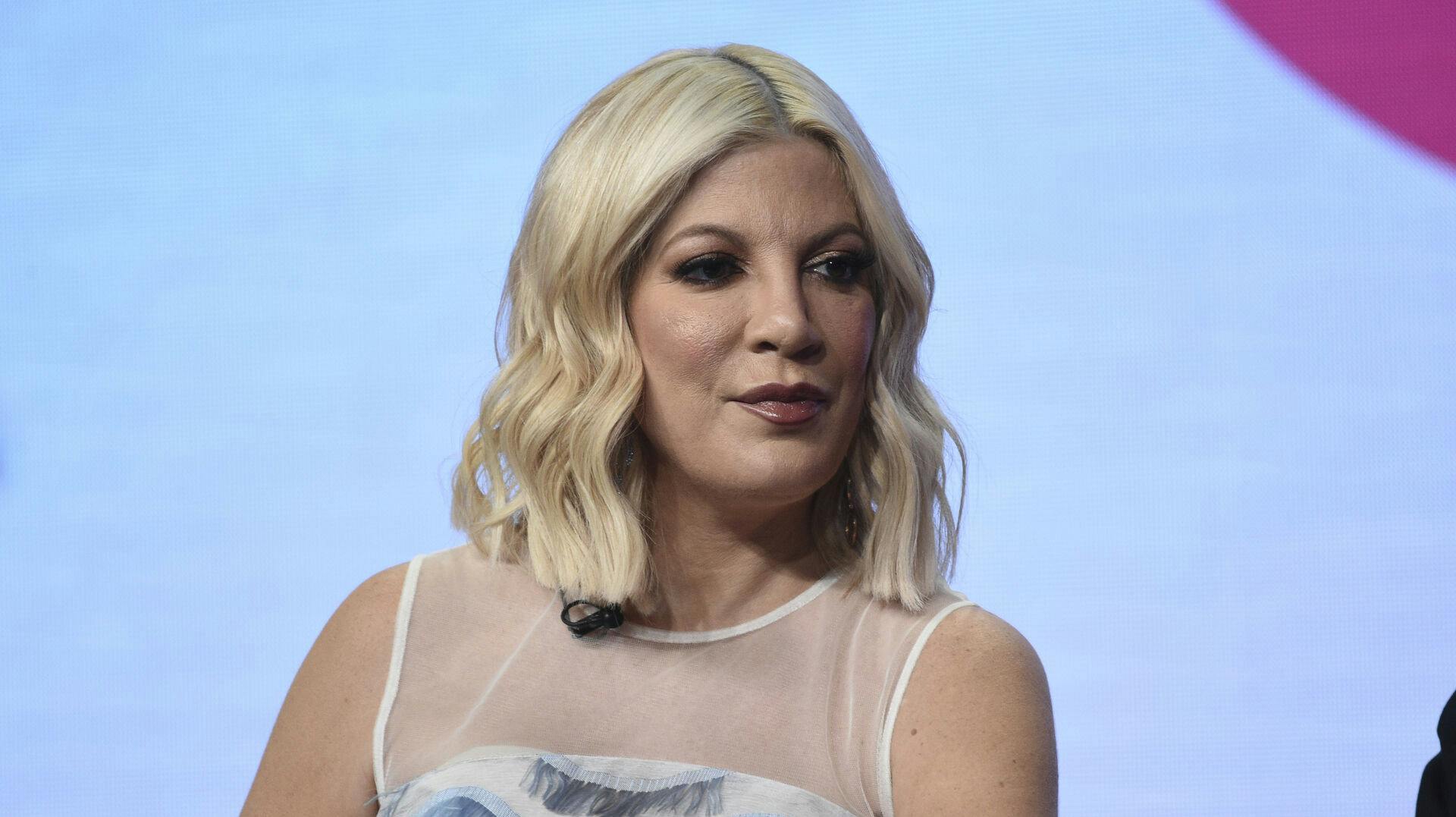 Paparazzifotograferne fangede Tori Spelling, da hun tjekkede ud af hospitalet, men ingen ved endnu, hvad hun fejler.