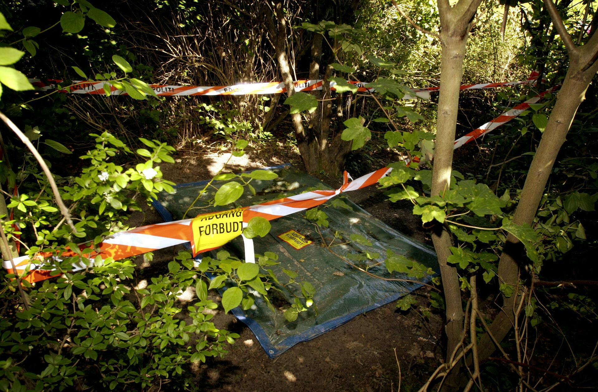 Blomster og bamser hober sig op på stedet i Benløse, hvor den 12-årige Mia Teglgaard Sprotte blev myrdet.