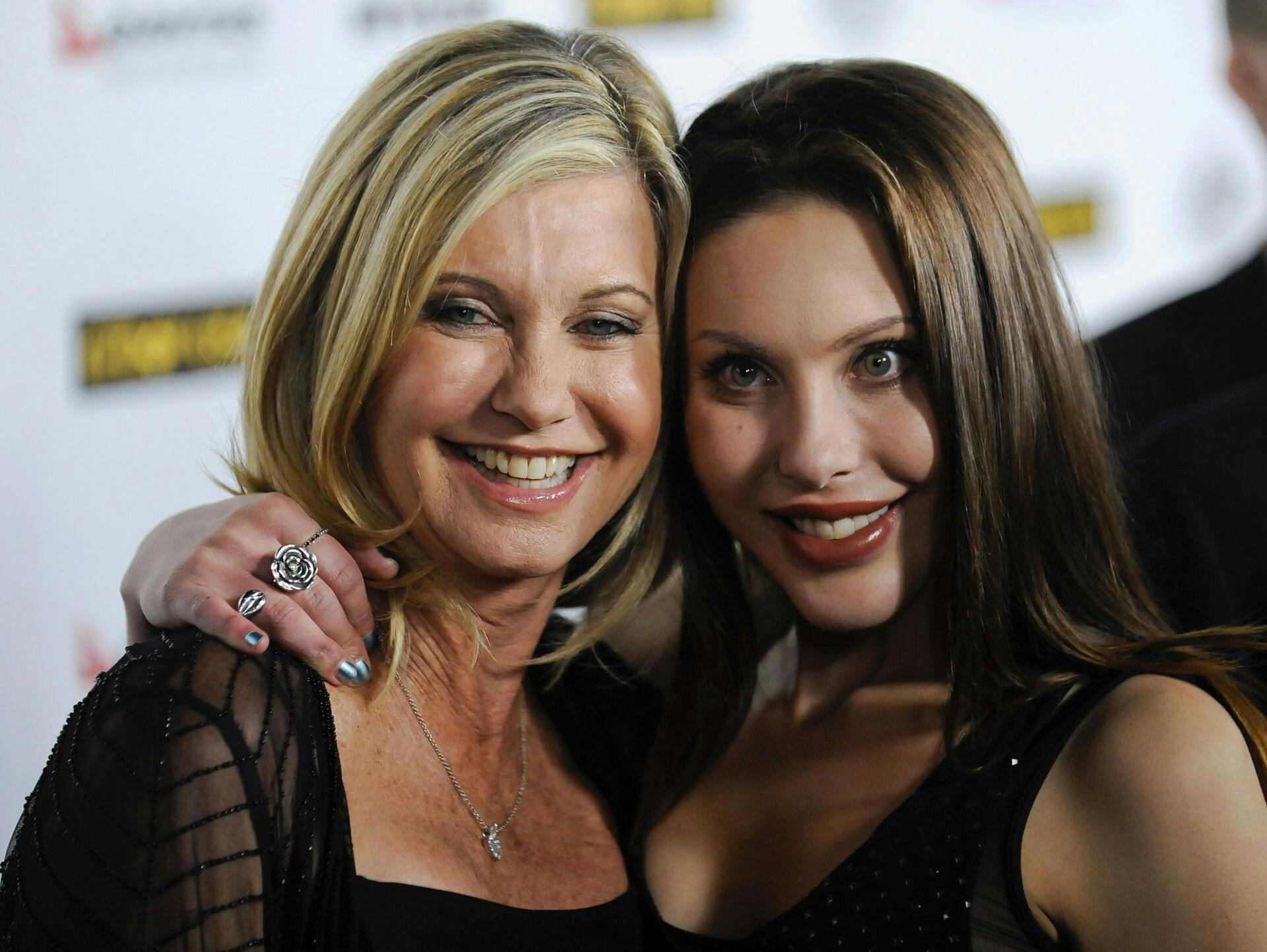 Singer Olivia Newton John and her daughter Chloe Lattanzi (R) arrive at the 2011G'Day USA Los Angeles Black Tie Gala in Los Angeles, California, January 22, 2011. REUTERS/Gus Ruelas (UNITED STATES - Tags: ENTERTAINMENT)