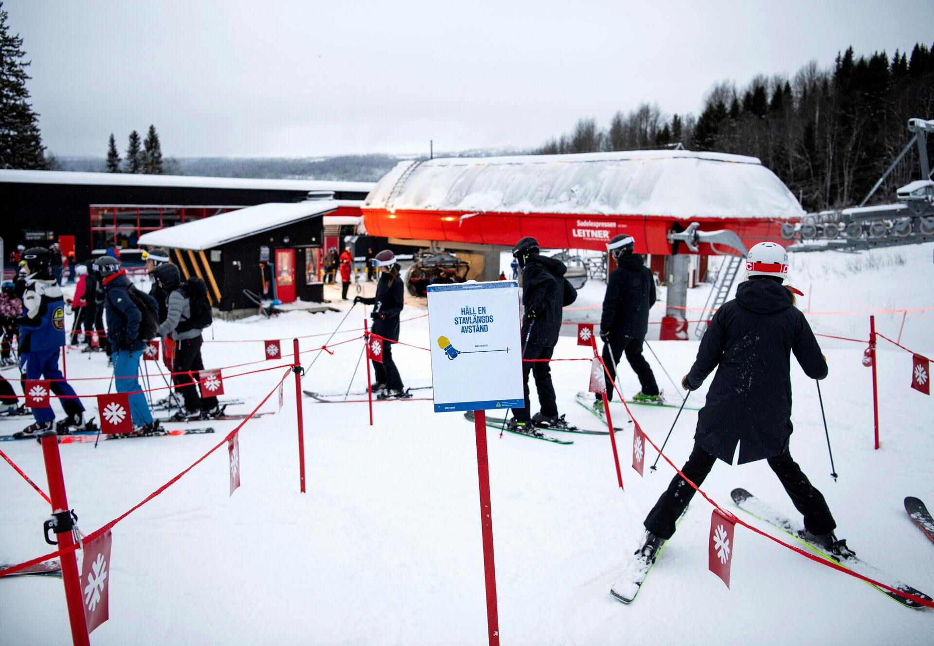 Danske skiturister står i kø til at komme til Sverige, når ellers sneen er klar til dem. For priserne er i bund, fordi den danske krone er så stærk over den meget svage svenske.