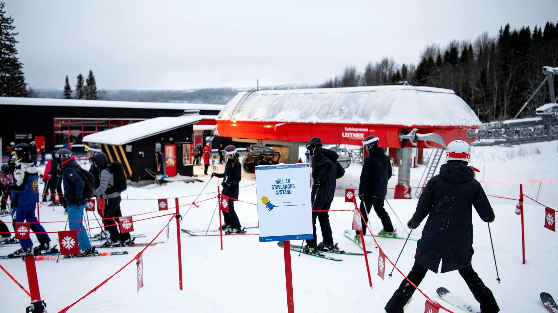 Danske skiturister står i kø til at komme til Sverige, når ellers sneen er klar til dem. For priserne er i bund, fordi den danske krone er så stærk over den meget svage svenske.