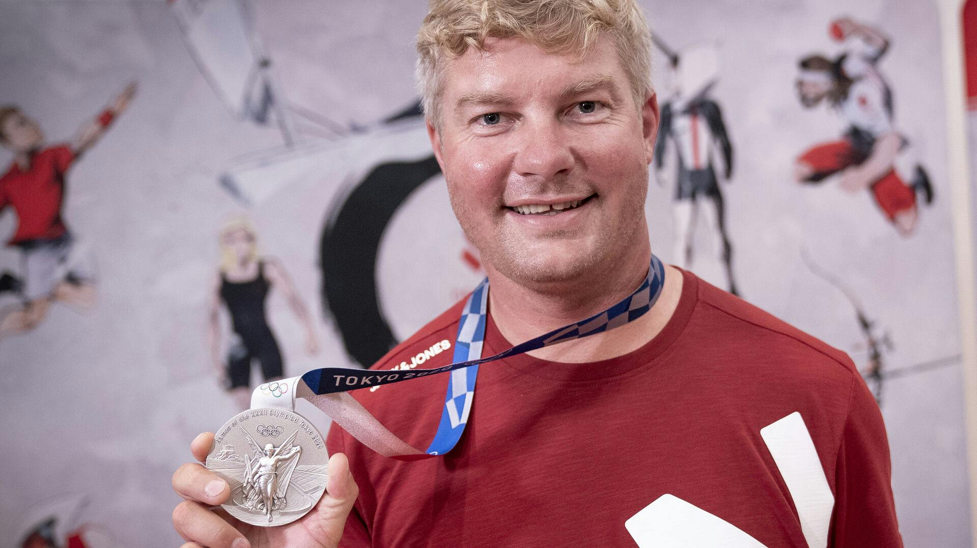 Den danske skytte og OL-sølvvinder Jesper Hansen møder pressen på Hotel New Otani i Japan mandag den 26. juli 2021. (Foto: Liselotte Sabroe/Ritzau Scanpix)