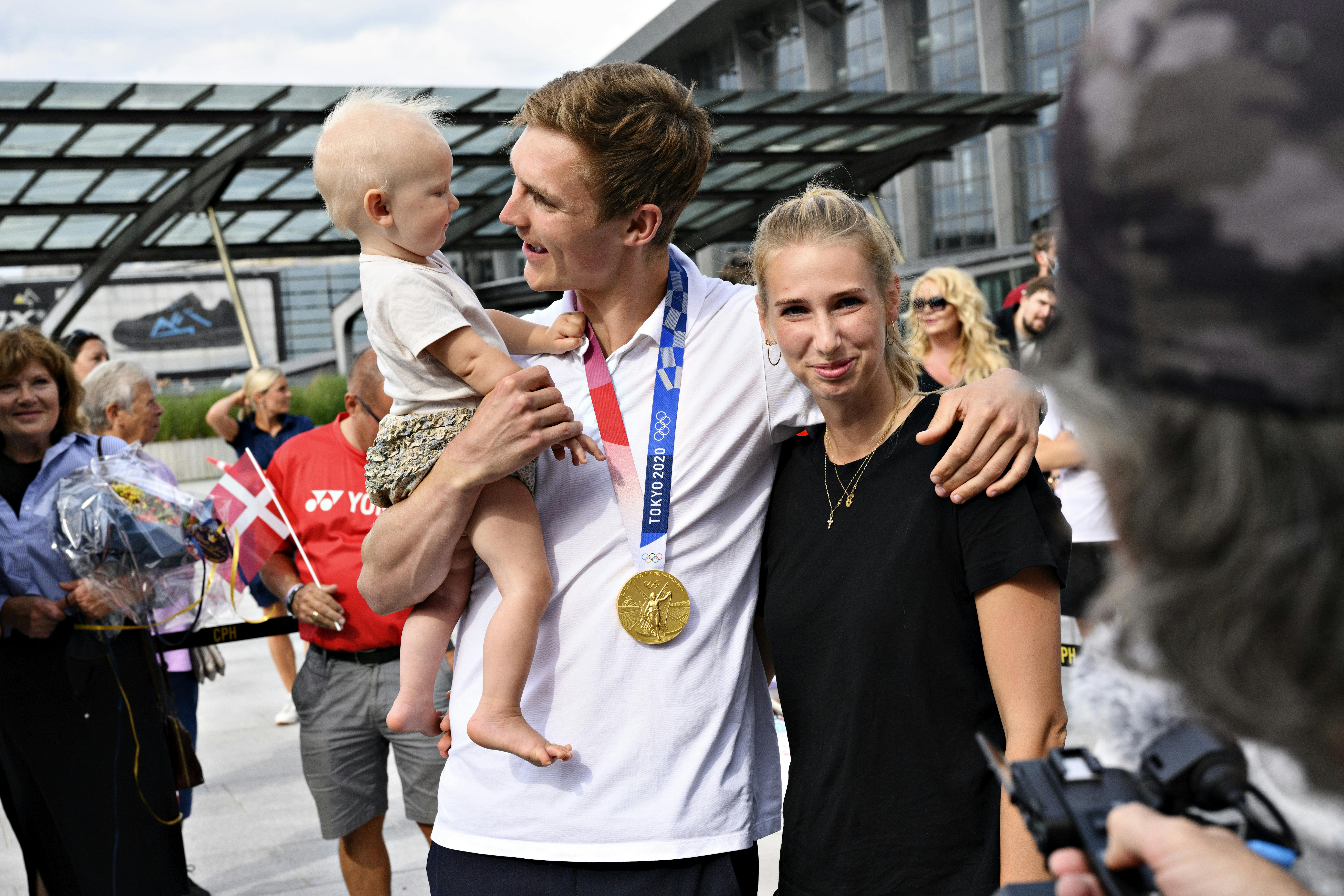 OL-guldvinder Viktor Axelsen med sin kæreste Natalia Koch Rohde og datteren Vega, da han modtages af venner, familie og presse, da han sammen med Anne-Marie Rindom lander i Københavns Lufthavn, fredag den 6. august 2021.. (Foto: Philip Davali/Ritzau Scanpix)