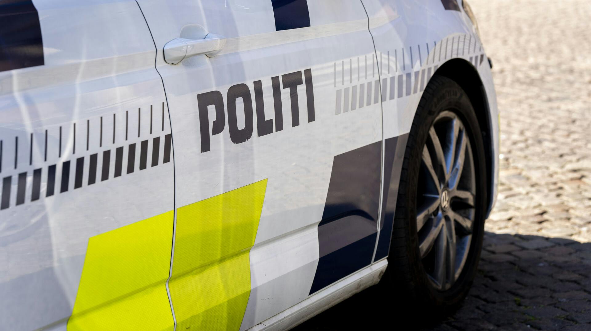 Politibiler foran Københavns Byret, hvor Fields-sagen begynder i København, mandag den 12. juni 2023. Tre blev dræbt og mange kom til skade da der blev løsnet skud i Field's 3. juli 2022.. (Foto: Ida Marie Odgaard/Ritzau Scanpix)