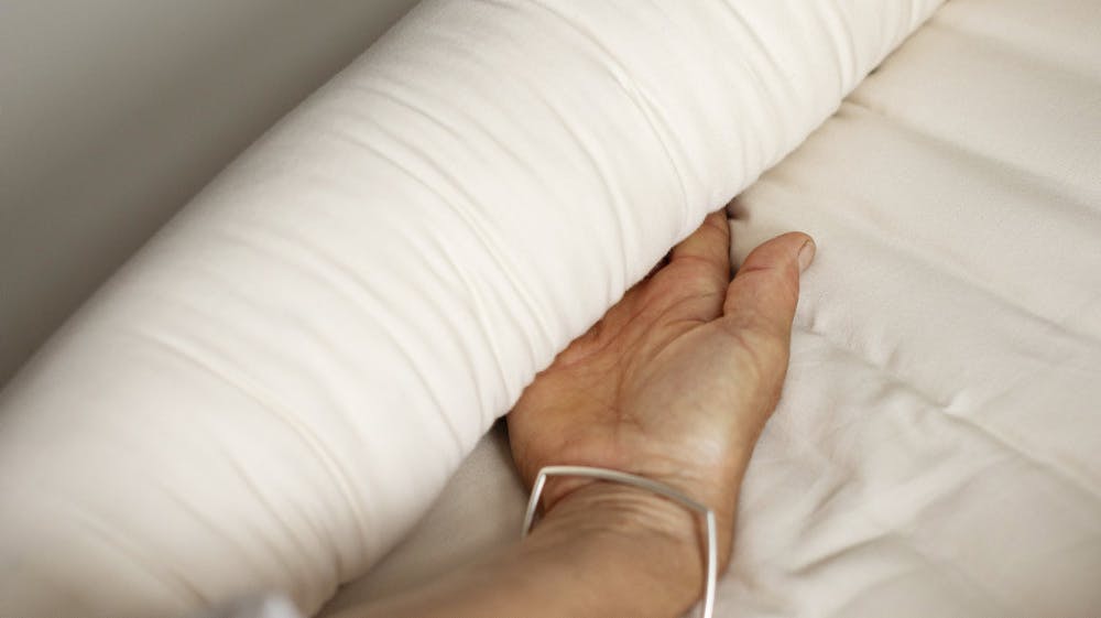 For fem år siden fjernede BabyDan en babynest fra det danske marked efter henvendelser fra tre mødre, hvis børn var ved at blive kvalt i revnen langs siderne.