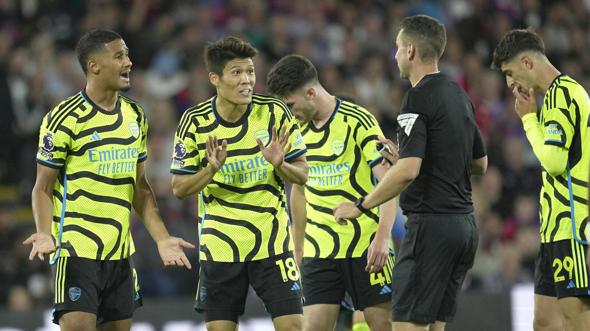 Takehiro Tomiyasu (18) var tæt på at koste London-klubben dyrt.