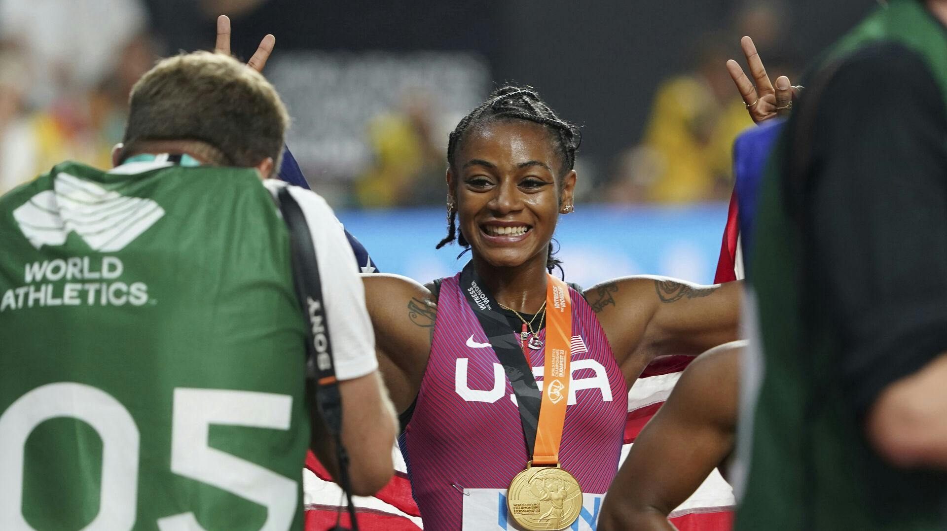 Sha'carri Richardson fejrer medaljen i Budapest.