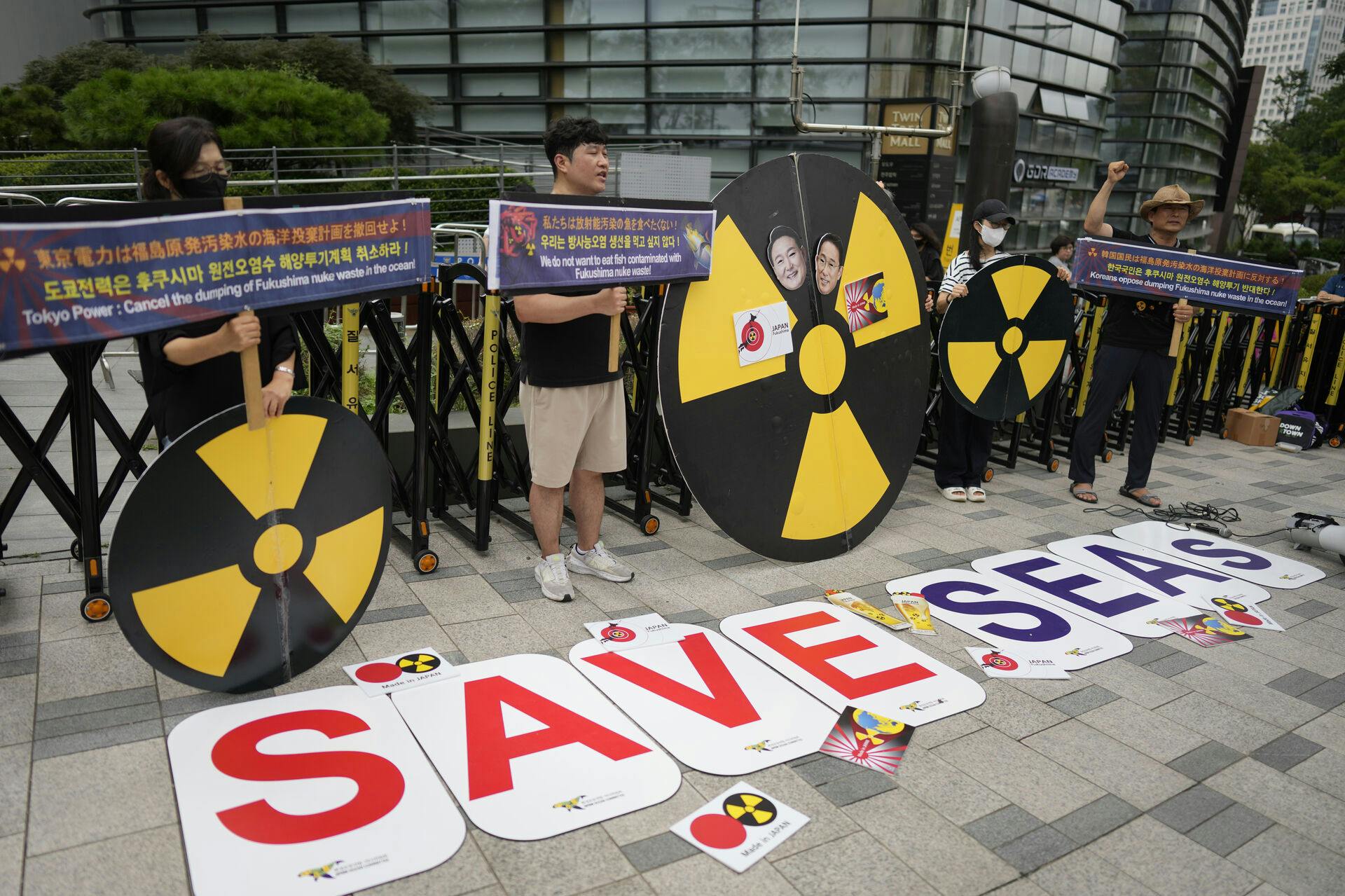 Her demonstreres der foran den japanske ambassade i Sydkorea, hvor lokalbefolkningen frygter konsekvenserne, når det radioaktive vand lukkes ud i havet på torsdag.