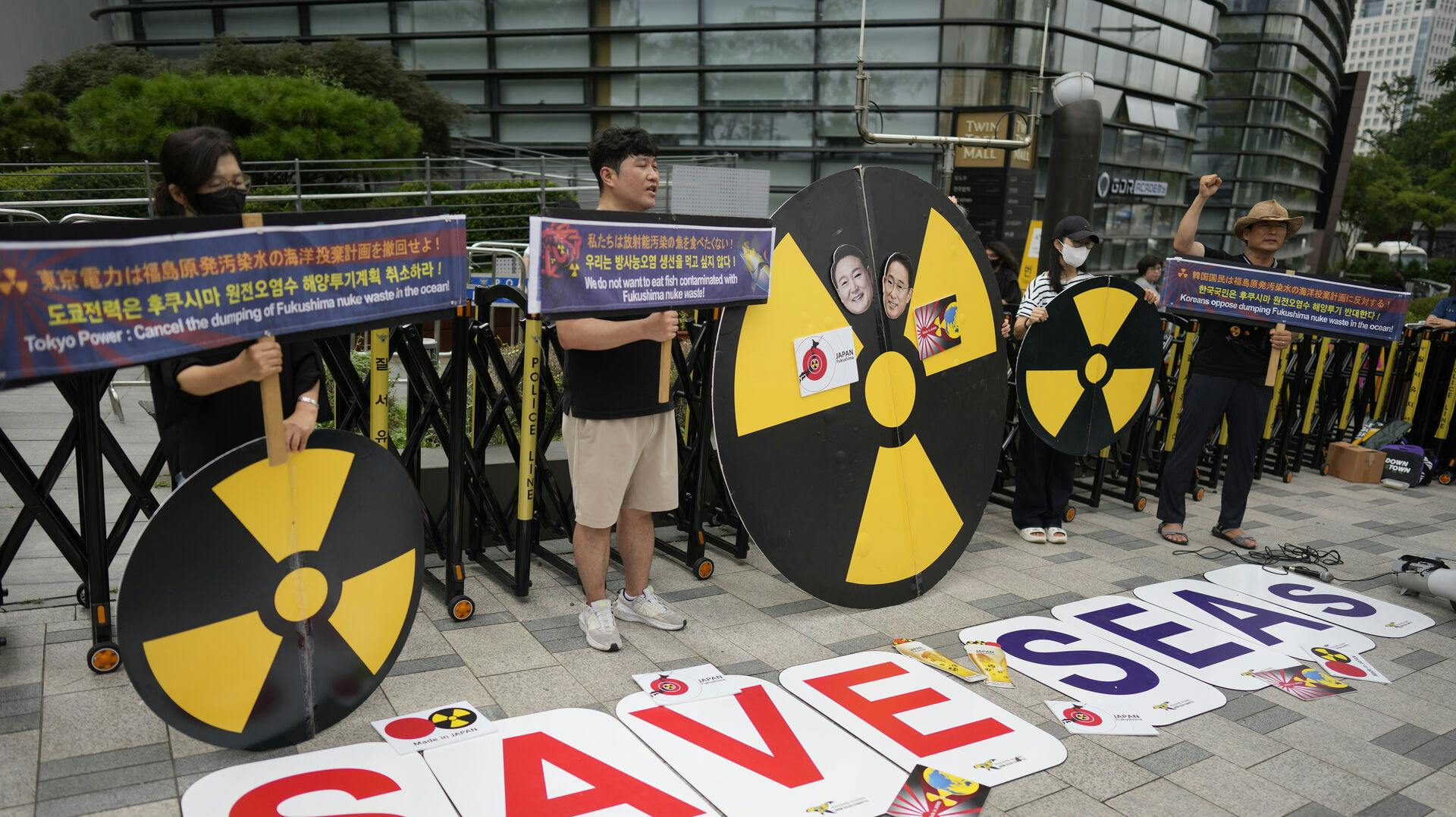 Her demonstreres der foran den japanske ambassade i Sydkorea, hvor lokalbefolkningen frygter konsekvenserne, når det radioaktive vand lukkes ud i havet på torsdag.