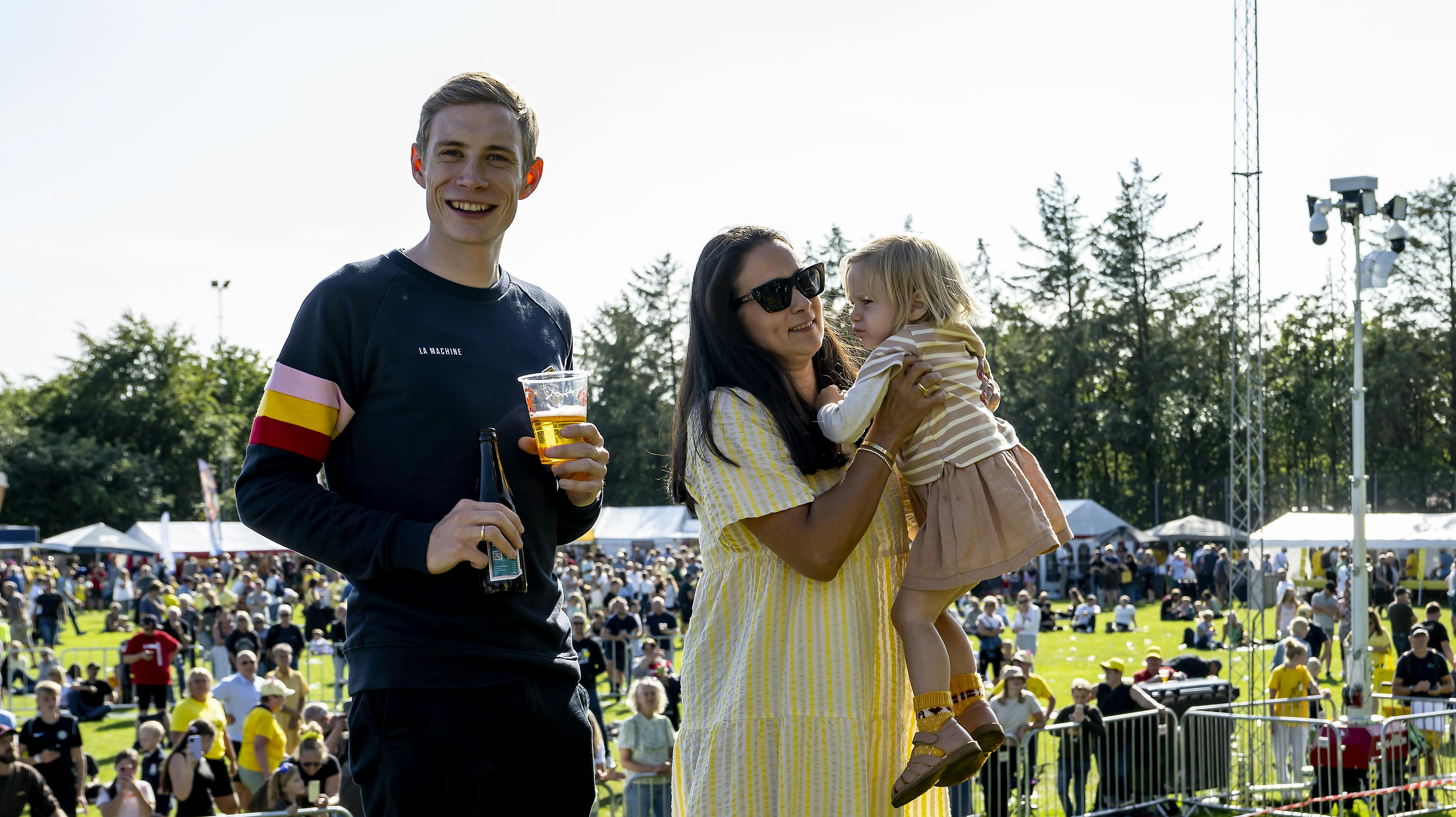 Jonas, Trine & lille Frida vendte i dag hjem til kæmpe hyldest i Glyngøre. Først med biltur gennem byen og derefter til hyldest på det lokale stadion. Trine, Jonas og Frida nyder musikken og hinanden.