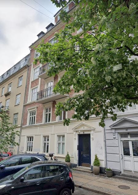 Anne-Grethe Bjarup Riis' lejlighed ligger i en hyggelig brostensbelagt gade på Østerbro.