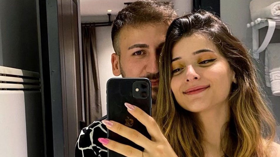 Burak Can Tas og Yaren Kara blev forlovet i juli og forventede at blive gift om nogle uger. Nu er Burak Can Tas omkommet i en motorcykelulykke.